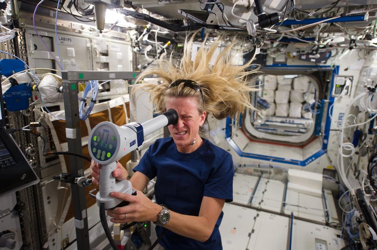 L'astronaute Karen Nyberg mesure la pression oculaire intracrânienne avec cet appareil © NASA