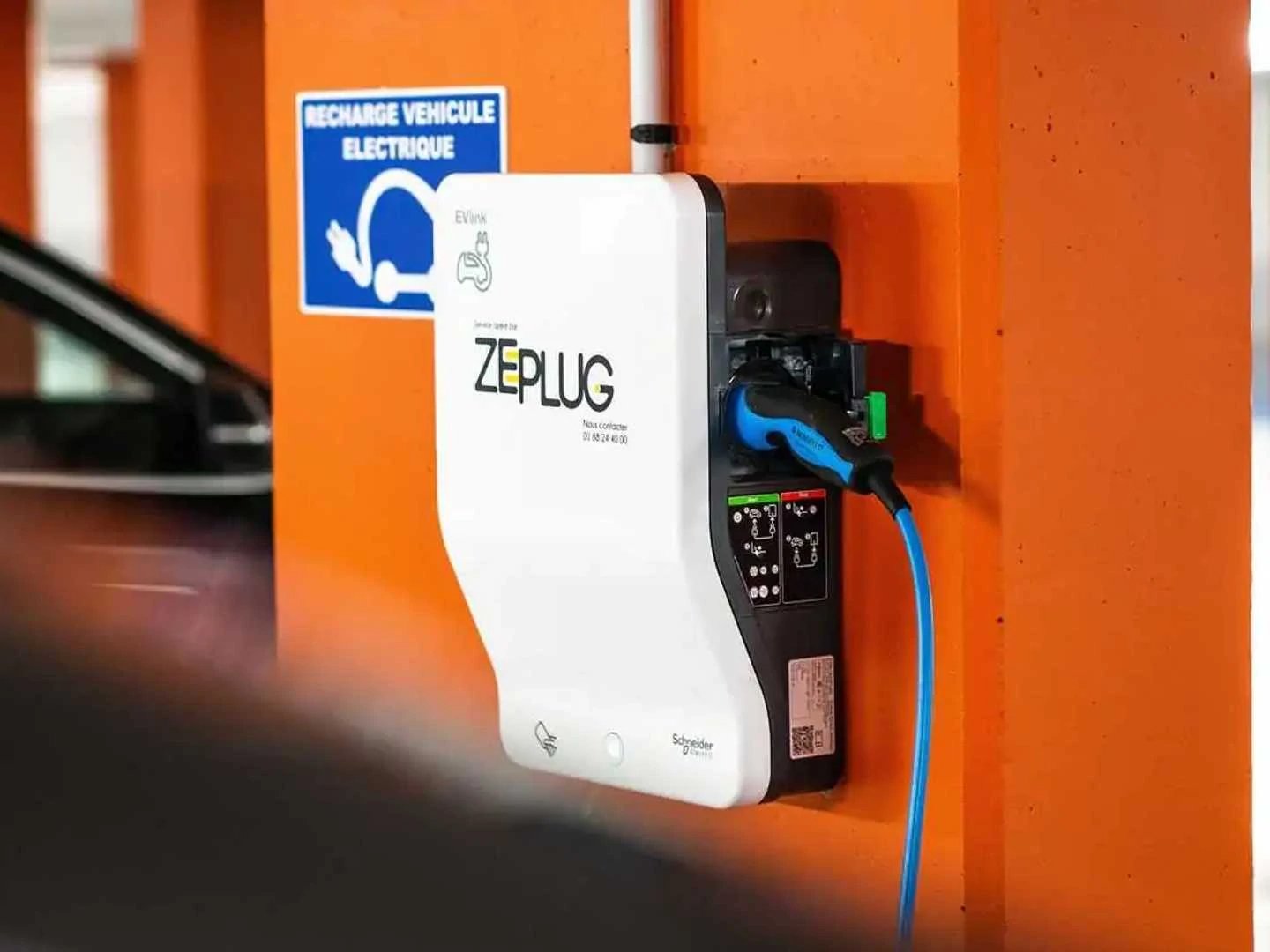 Si vous avez une borne de recharge Zeplug dans votre parking, son logo pourrait devenir collector. ©Zeplug