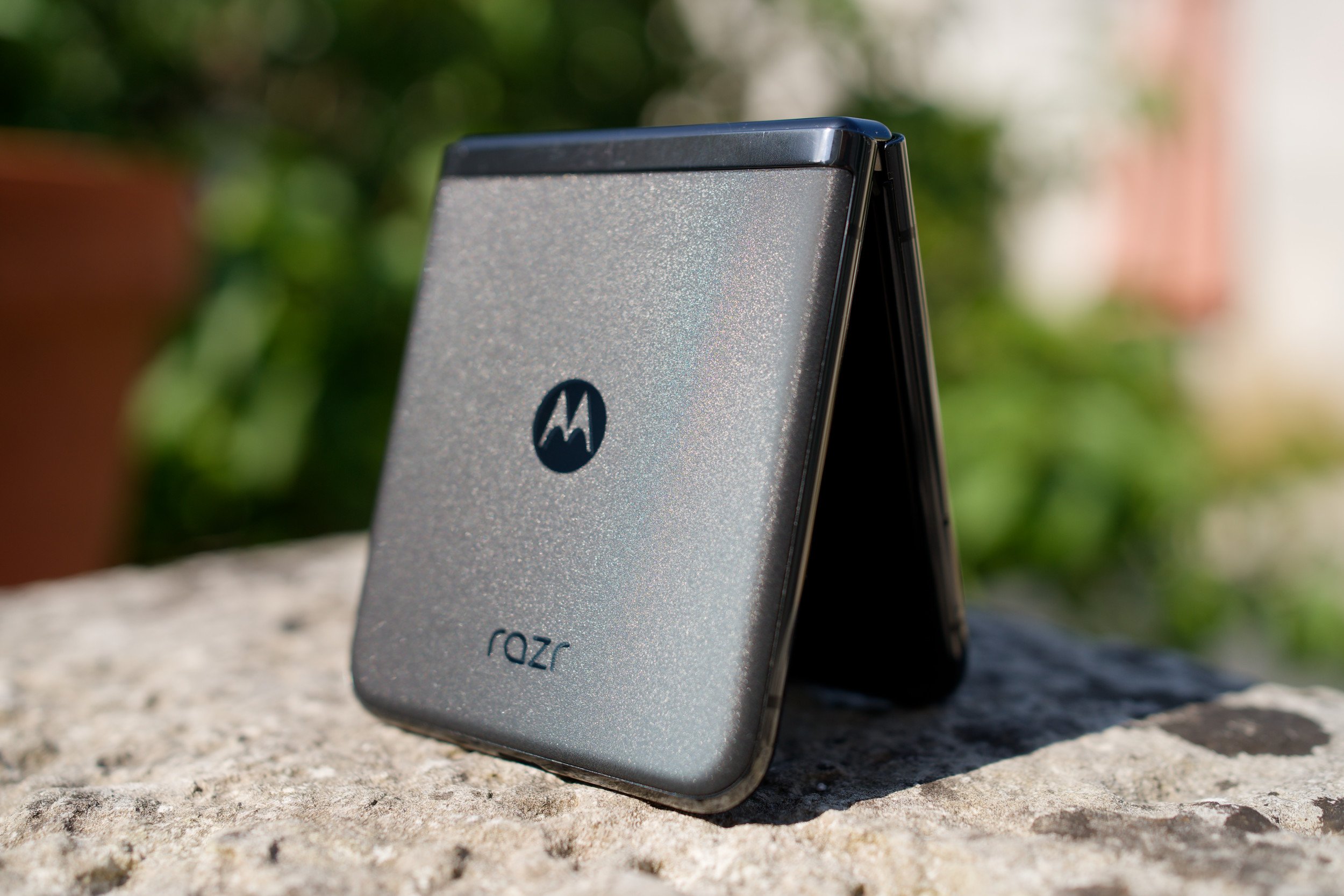 Le Motorola Razr 50 Ultra proposerait une étanchéité à l'eau accrue par rapport au Razr 40 Ultra (ci-dessus). © Marc Mitrani pour Clubic 