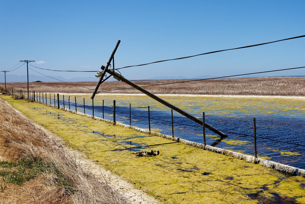 Un poteau téléphonique qui s'est écrasé © Jacques Hugo / Shutterstock