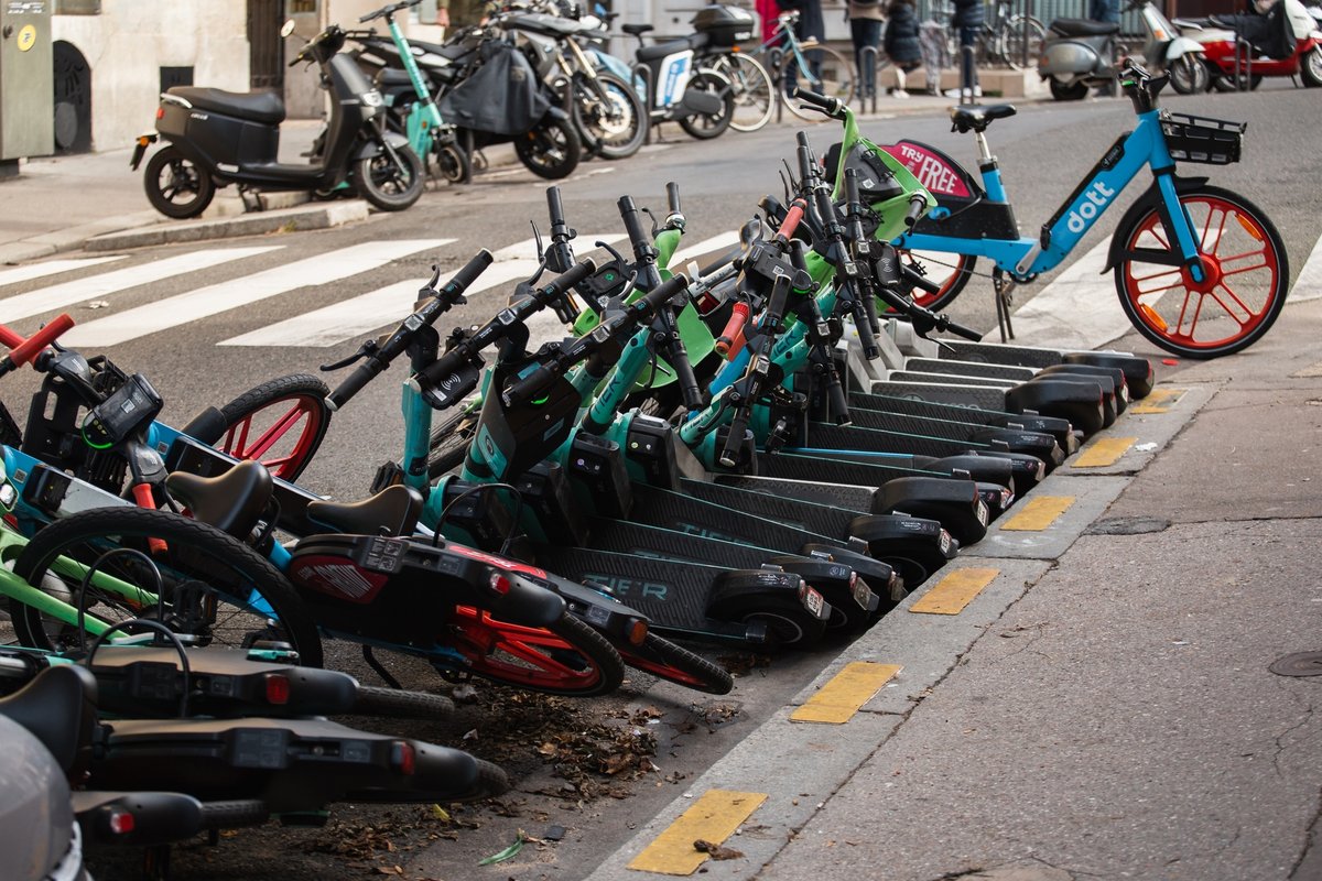 Des trottinettes électriques en plein câlin, ici à Paris en janvier 2023 © Shutterstock