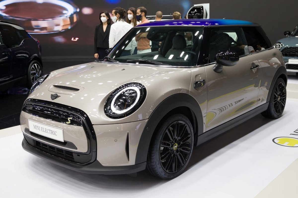 Un modèle de la Mini Cooper SE présenté à Automobile Barcelona 2021 à Barcelone © Santi Rodriguez / Shutterstock