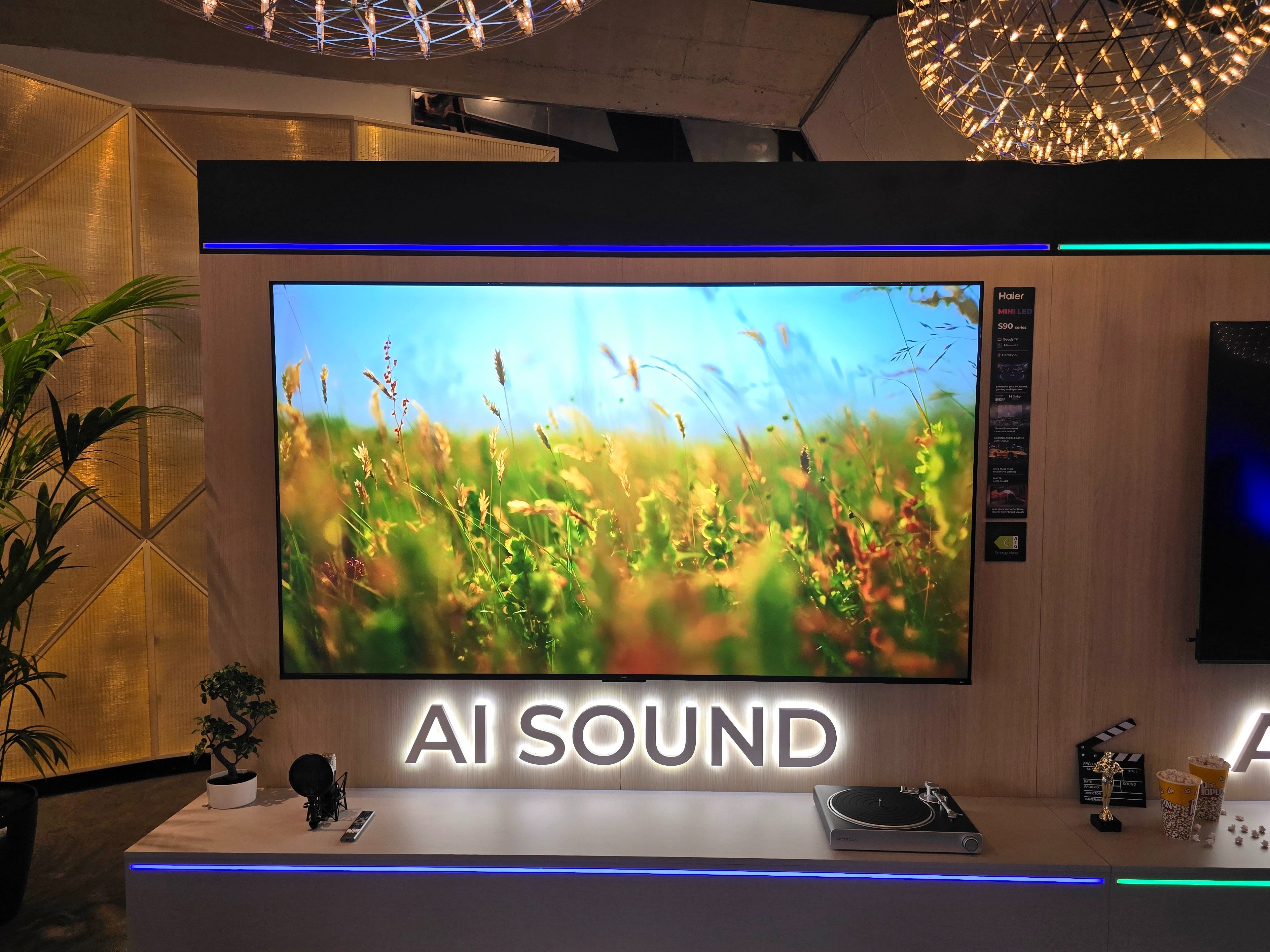 La série S90 se dote d'un revêtement antireflet mat et d'un système audio 2.1 calibré par le spécialiste KEF. © Matthieu Legouge