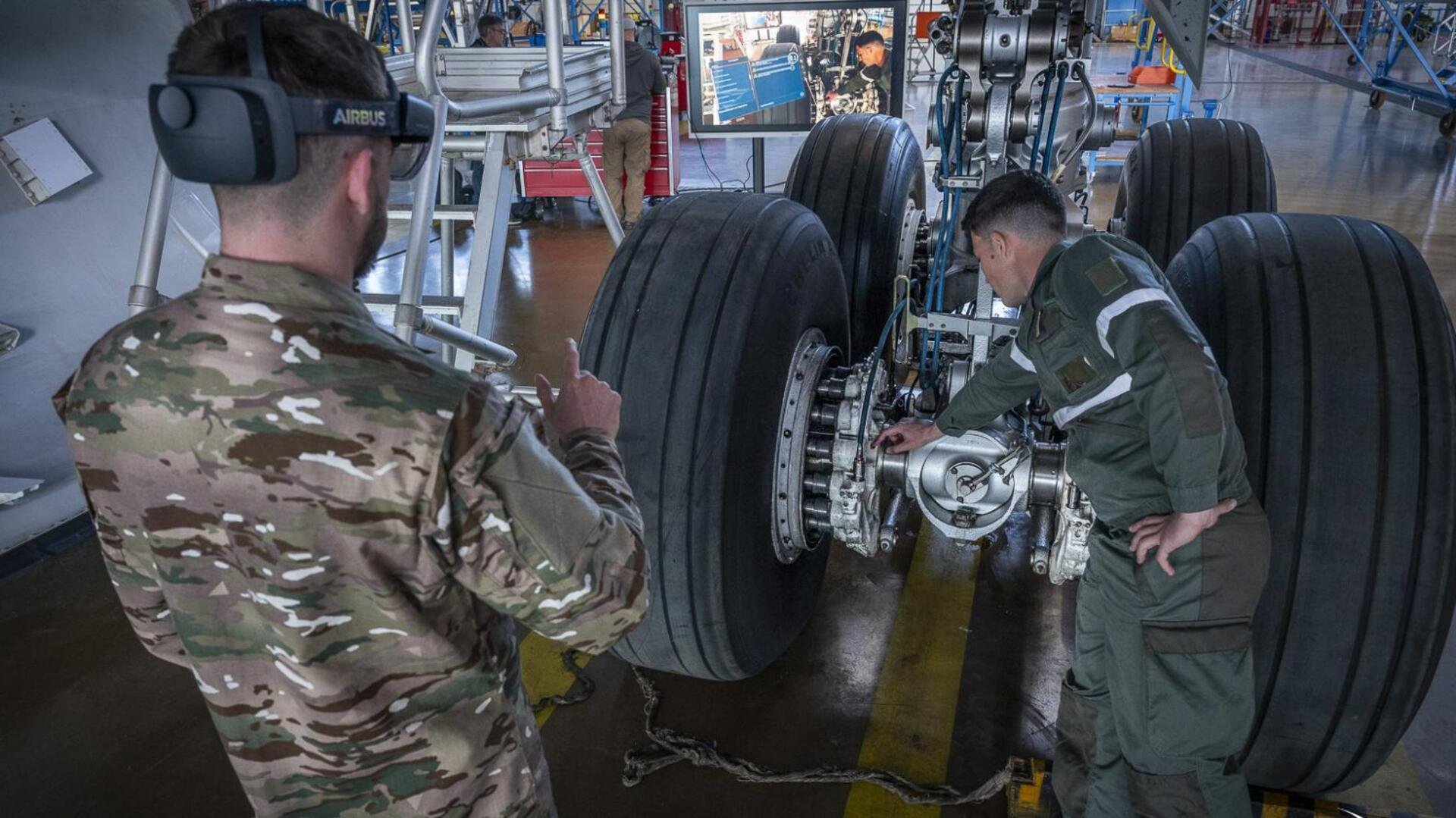 On voit qu'ici, on peut suivre, vérifier et valider l'opération en temps réel, avec l'aide du deuxième mécanicien. © armée de l'Air et de l'Espace