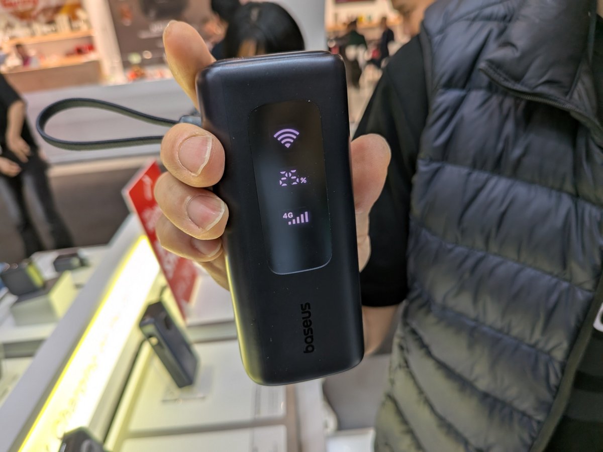 Attention, cette batterie externe cache un point d'accès Wi-Fi et un routeur 4G. ©Nicolas Guyot pour Clubic