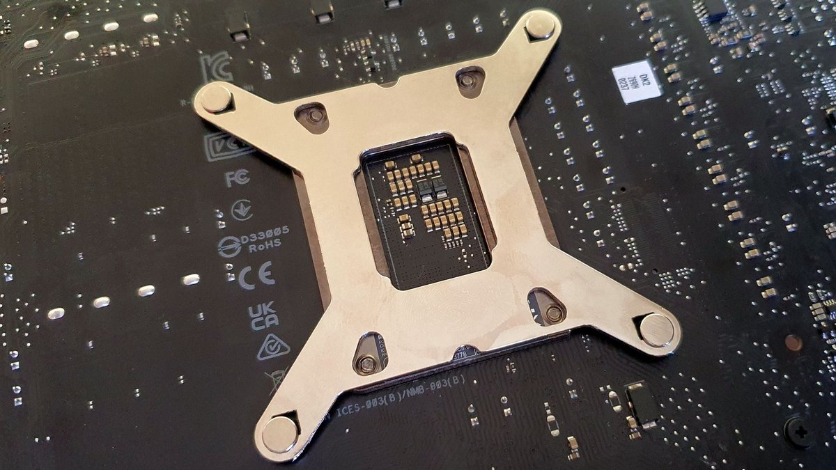 La première étape consiste à retourner la carte mère pour placer la backplate © Nerces