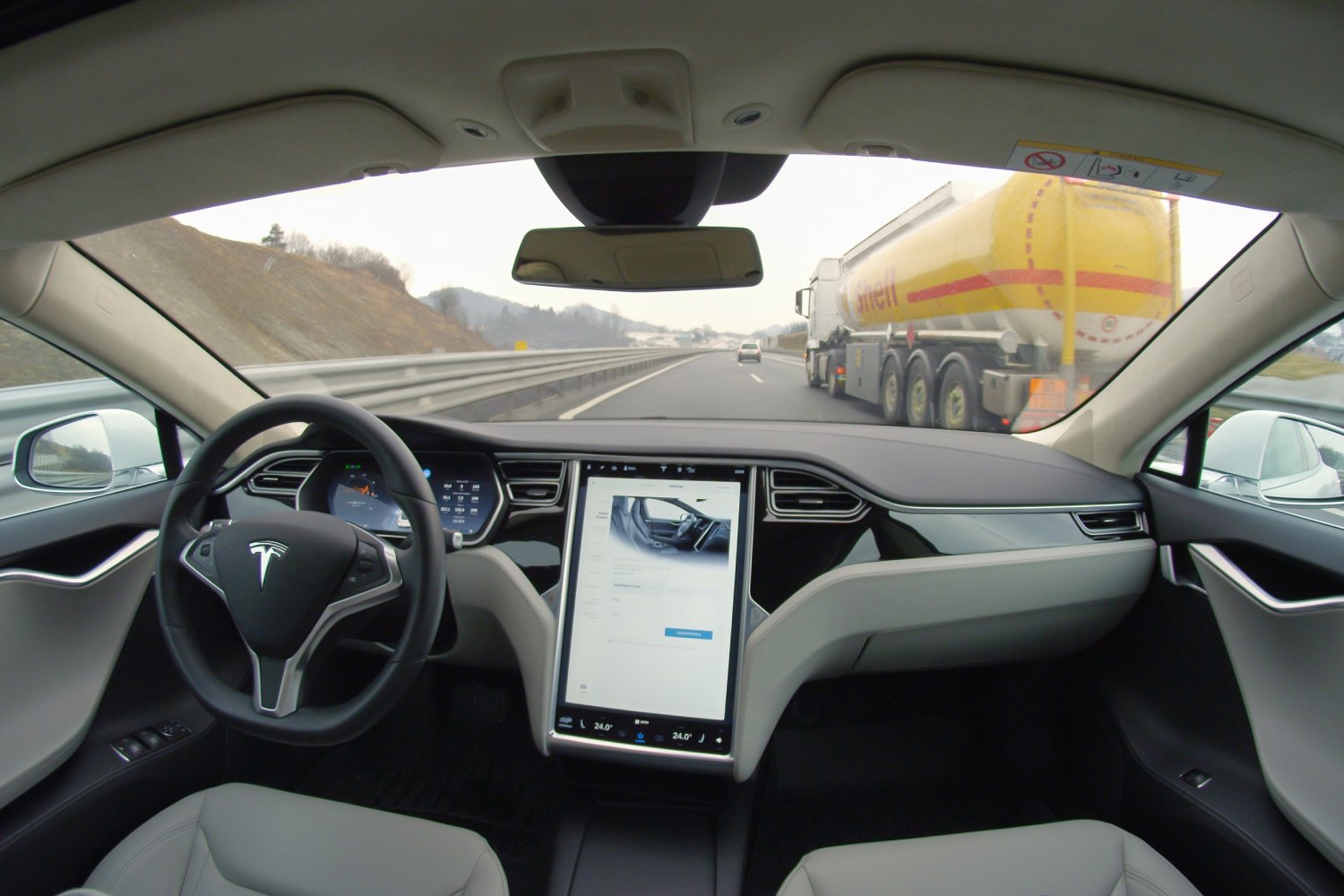 L'intérieur d'un véhicule Tesla sans chauffeur. © Flystock / Shutterstock