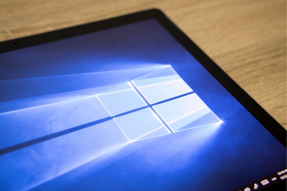 Windows 10 affiché sur un écran © charnsitr / Shutterstock.com