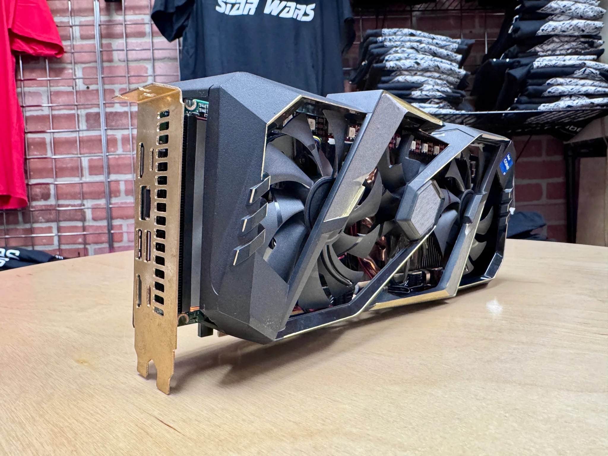 Le mini PC GeeFarce 5027POS Micro Computer dans un GPU Aorus - © CherryTree