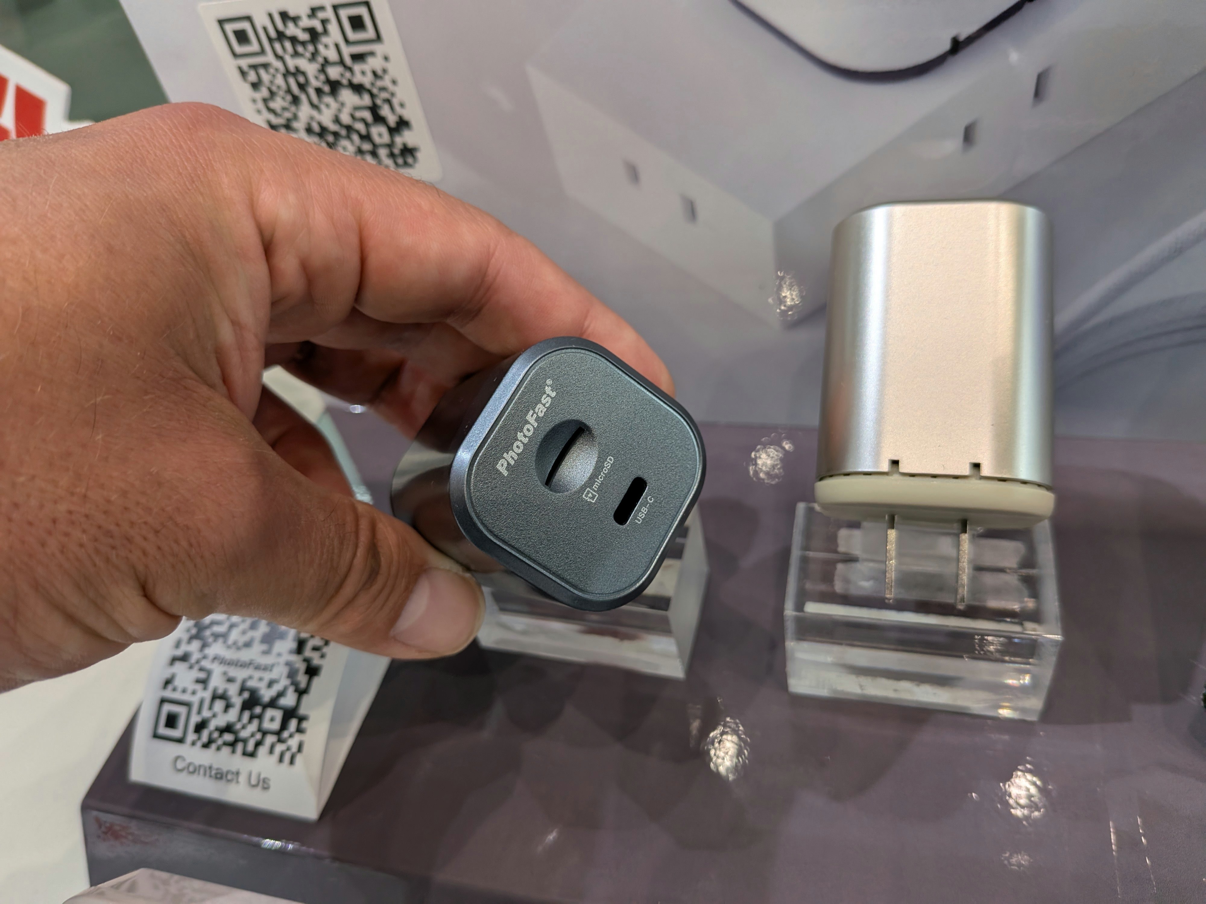 Le chargeur PhotoFast PhotoPower sauvegarde vos photos sur une carte mémoire microSD. ©Nicolas Guyot pour Clubic