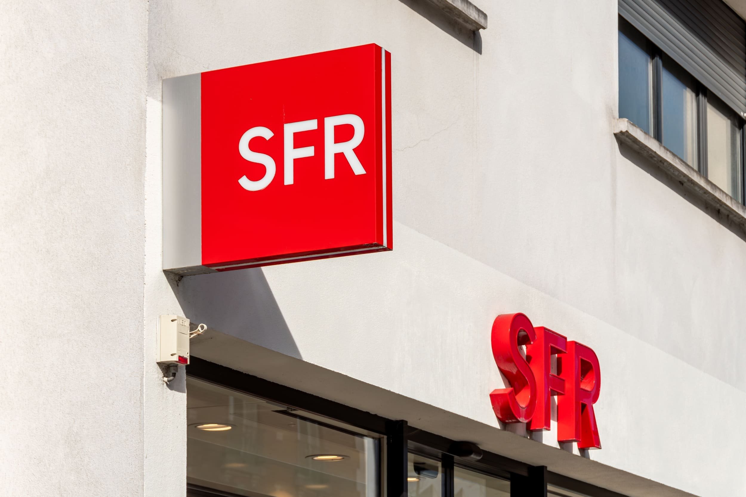 SFR propose trois façons d'activer votre eSIM © HJBC / Shutterstock