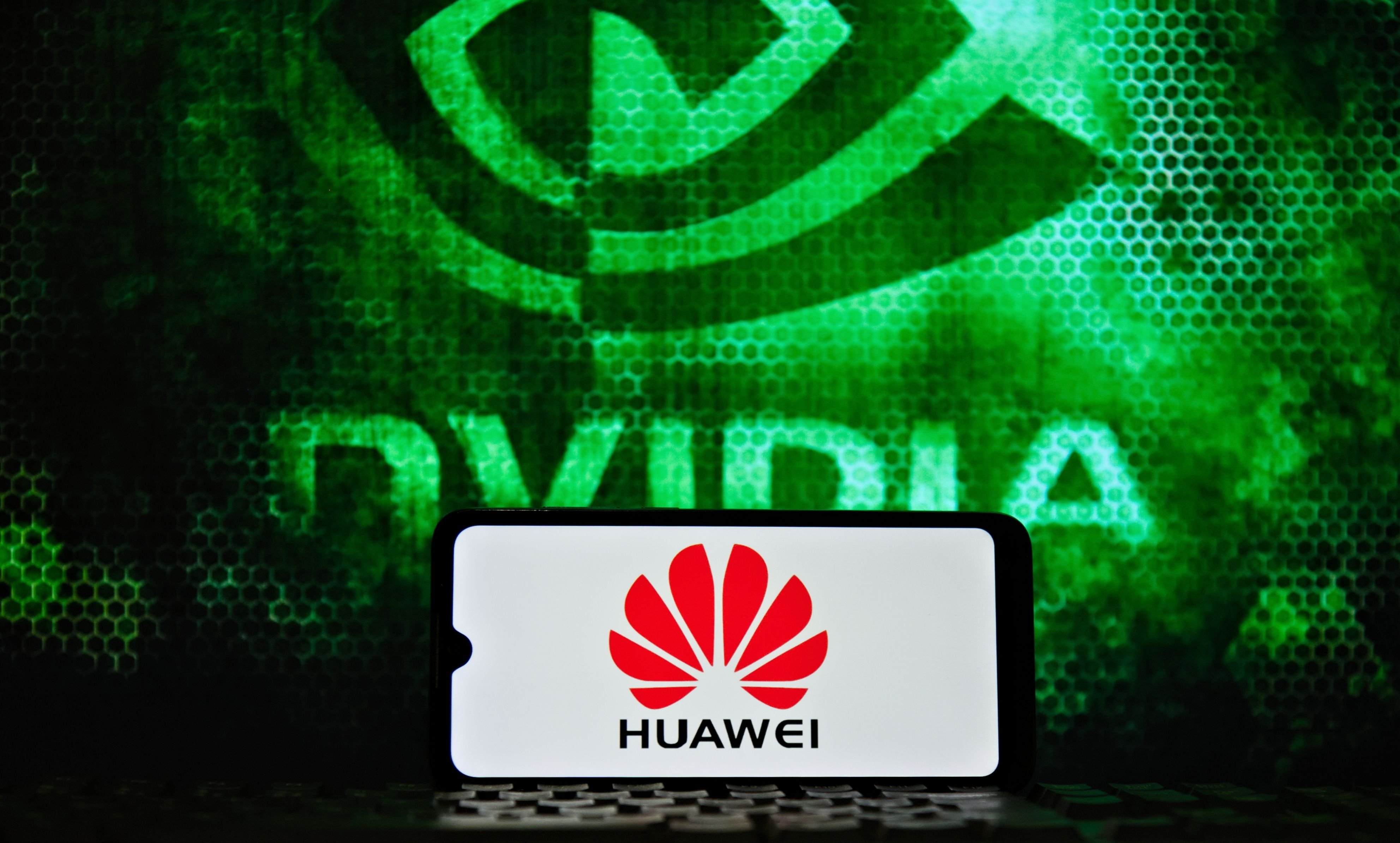 Le logo de Huawei apparaît sur un smartphone, avec celui de NVIDIA en fond © Shutterstock