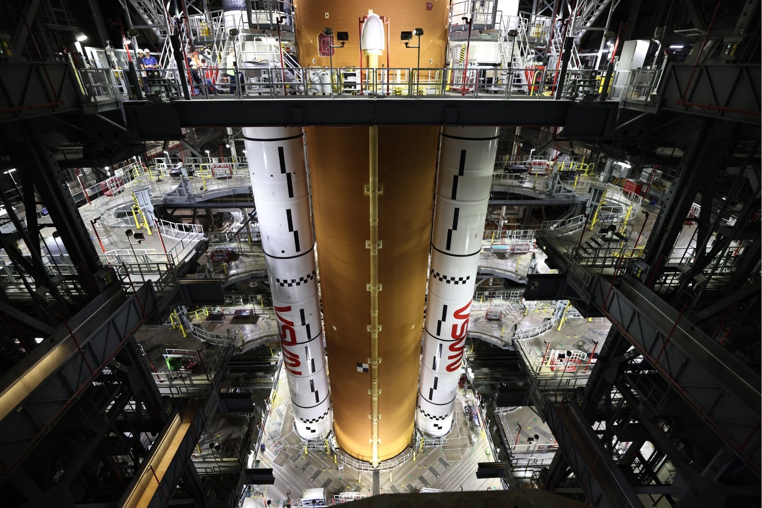 Les équipes de la NASA peaufinent les ajustement sur le lanceur, en mars 2025. ©NASA/Frank Michaux