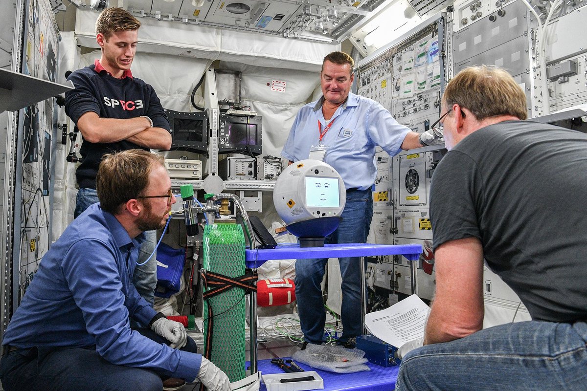 CIMON en test au sein d'une réplique du laboratoire Columbus sur Terre. © DLR