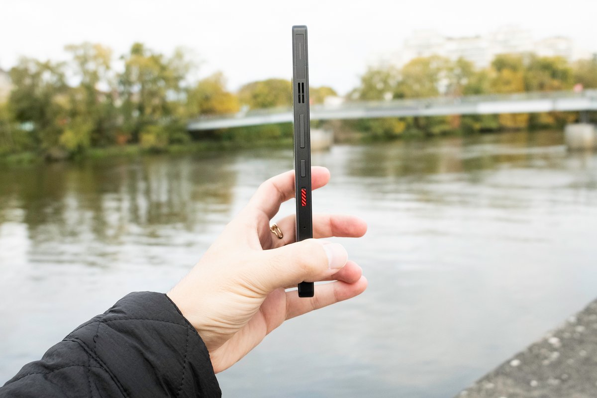 Le smartphone est épais, et bruyant lorsque les ventilateurs tournent à plein régime. ©Pierre Crochart pour Clubic.com