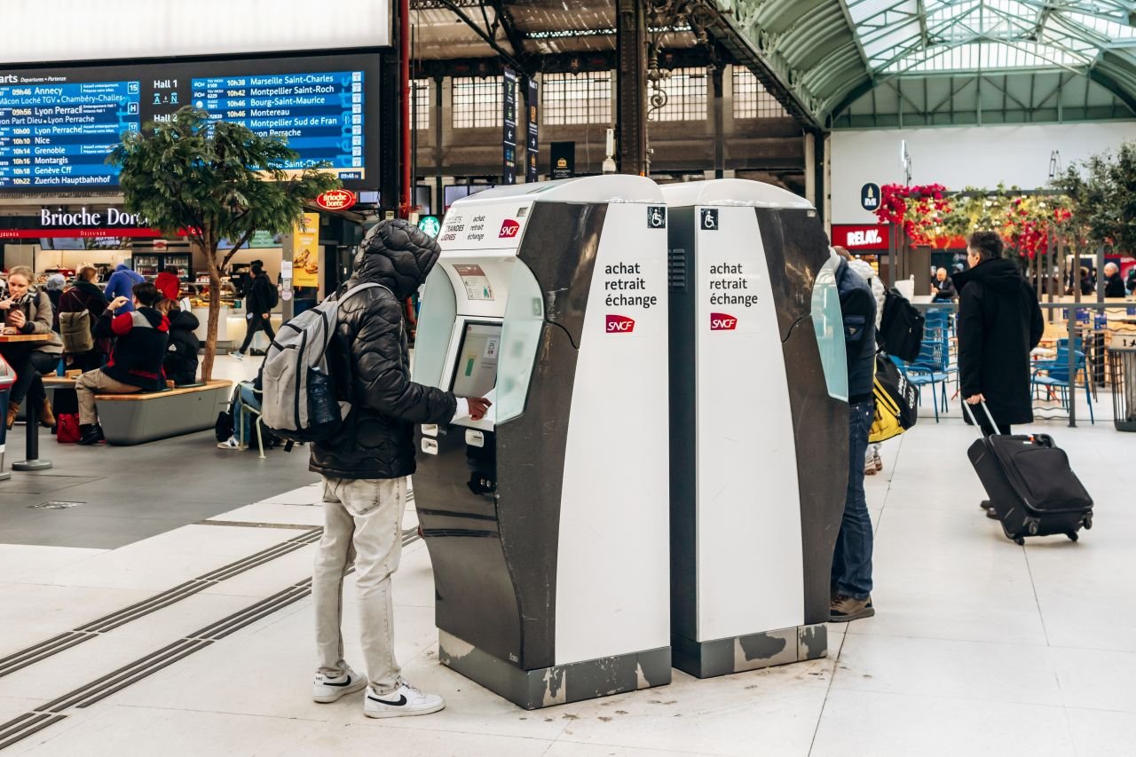 Ce bornes de billetterie avaient déjà remplacé les guichets d'achat dans les gares SNCF - ©Andrei Antipov / Shutterstock