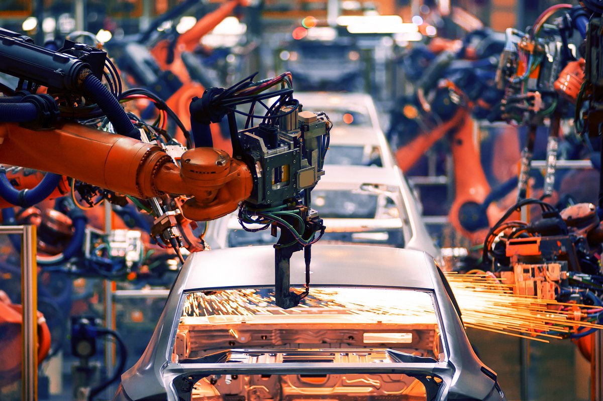 Les lignes de productions d'automobiles classiques seront-elles un jour secondées par des cohortes de robot humanoïdes ? © Jenson / Shutterstock