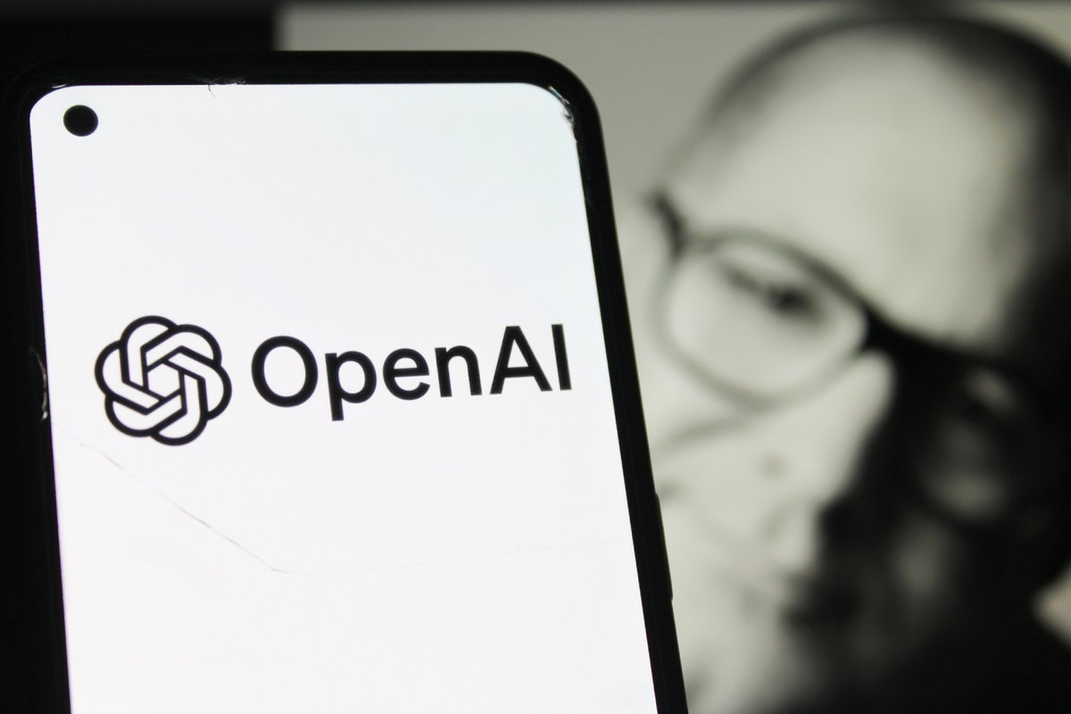 Le portrait de Jony Ive et le logo d'OpenAI. ©Thrive Studios ID / Shutterstock