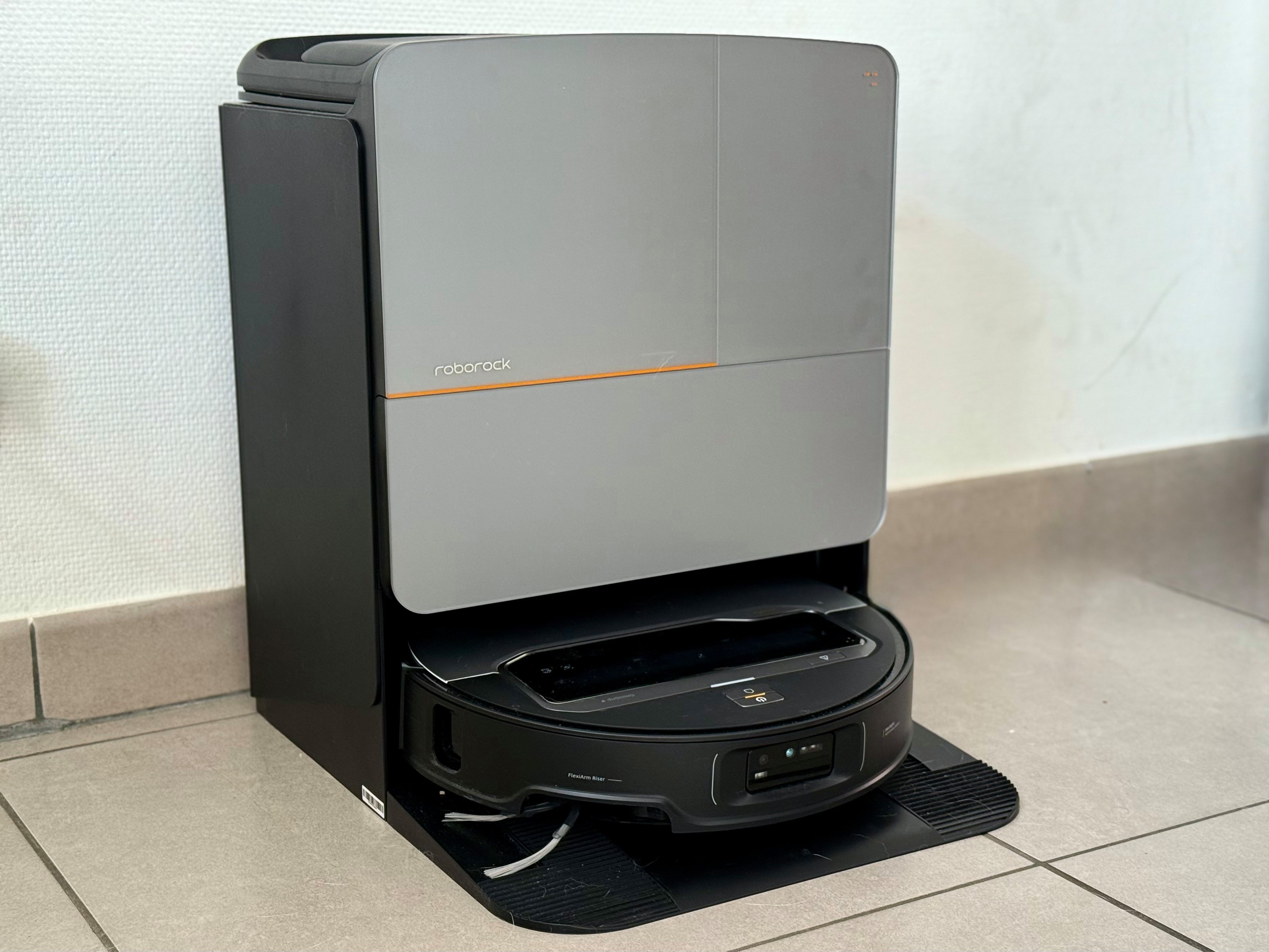 Le Roborock Saros Z70 : un exemple parmi d'autres d'aspirateurs robots dotés d'une station colossale © Clubic 