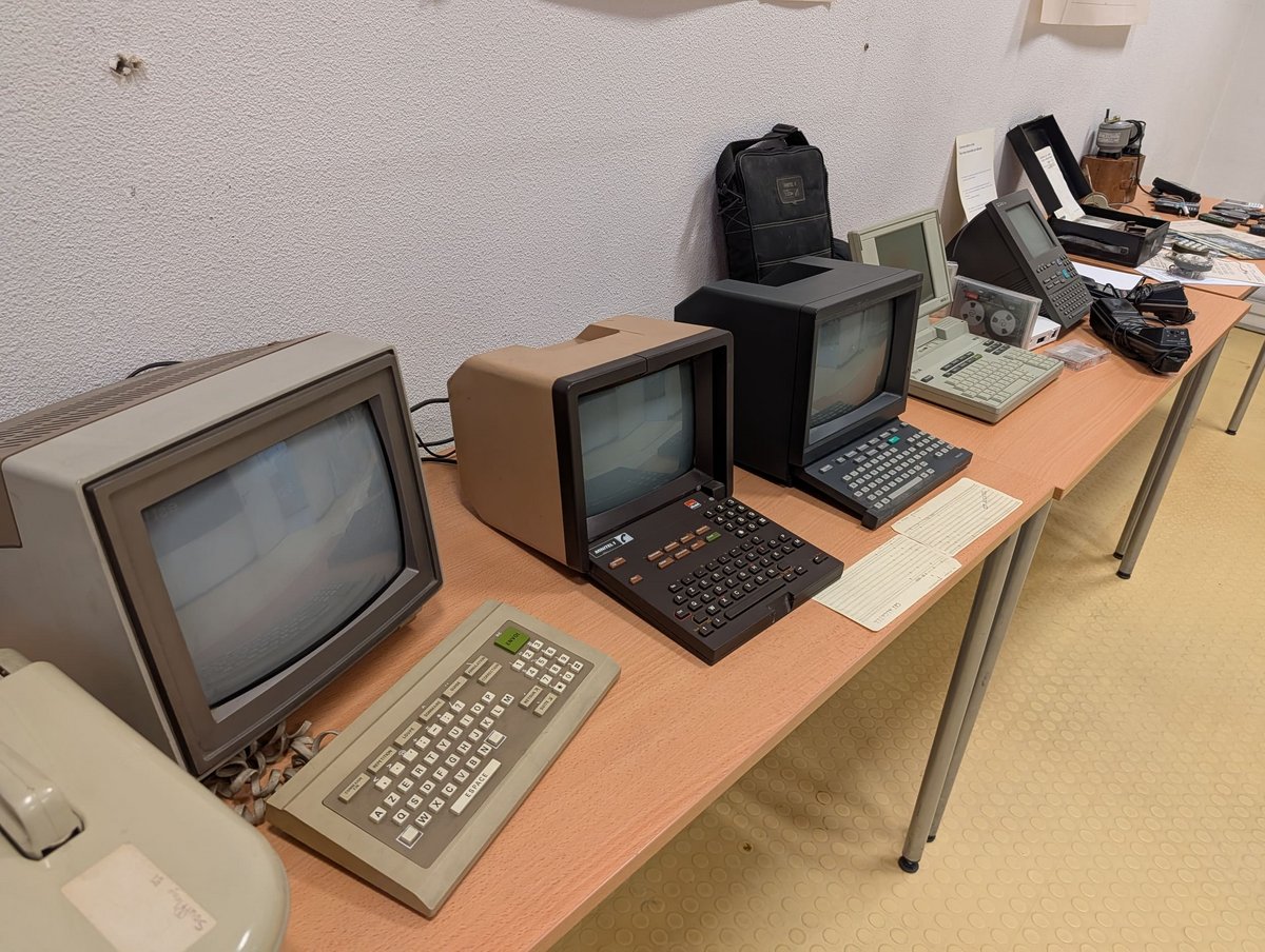Une collection de Minitel, une partie seulement des reliques qu'Orange nous fait découvrir. © Alexandre Boero / Clubic