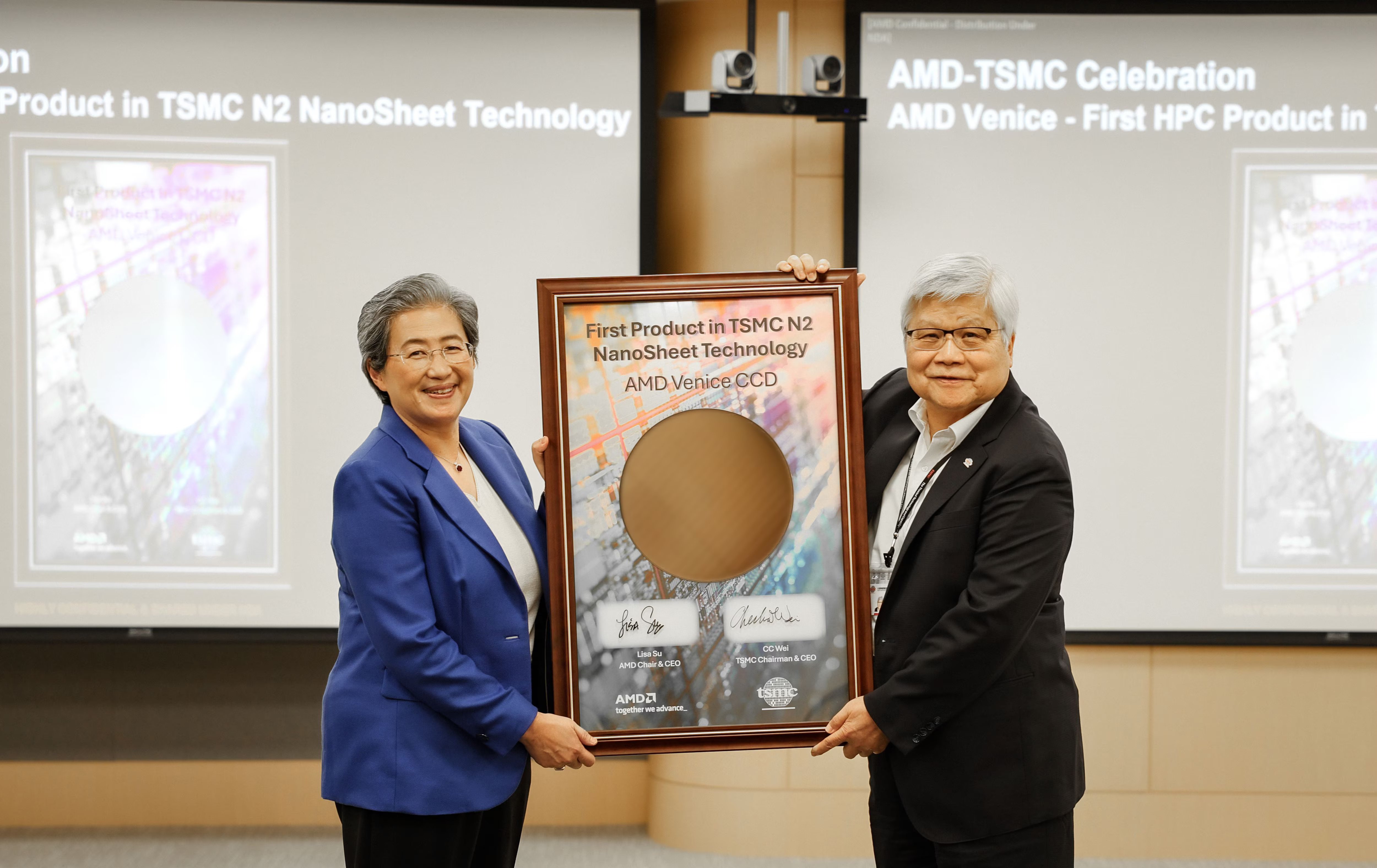 Pas peu fiers, les P.-D.G. d'AMD, Lisa Su, et TSMC, C.C. Wei. ©AMD