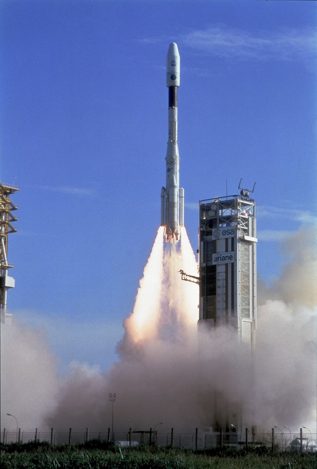 Premier lancement d'une Ariane 4, en juin 1988. Dès son premier vol, Ariane 4 permet de valider l'utilisation de deux types de boosters, ainsi que le déploiement de trois satellites en un seul vol. Crédits: ESA