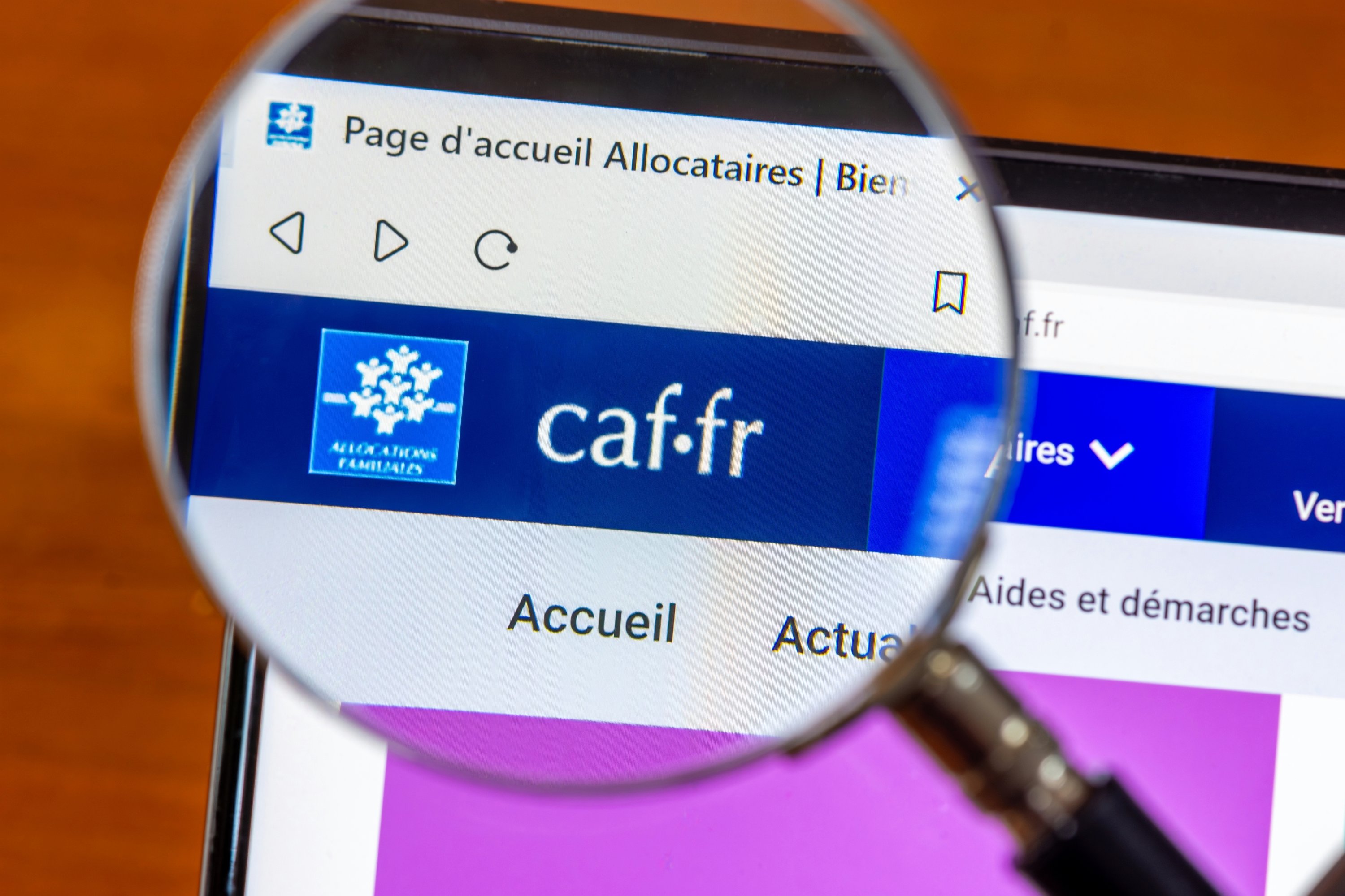 La CAF, interrogée, vient éclaircir la situation derrière ce relevé partagé © HJBC / Shutterstock