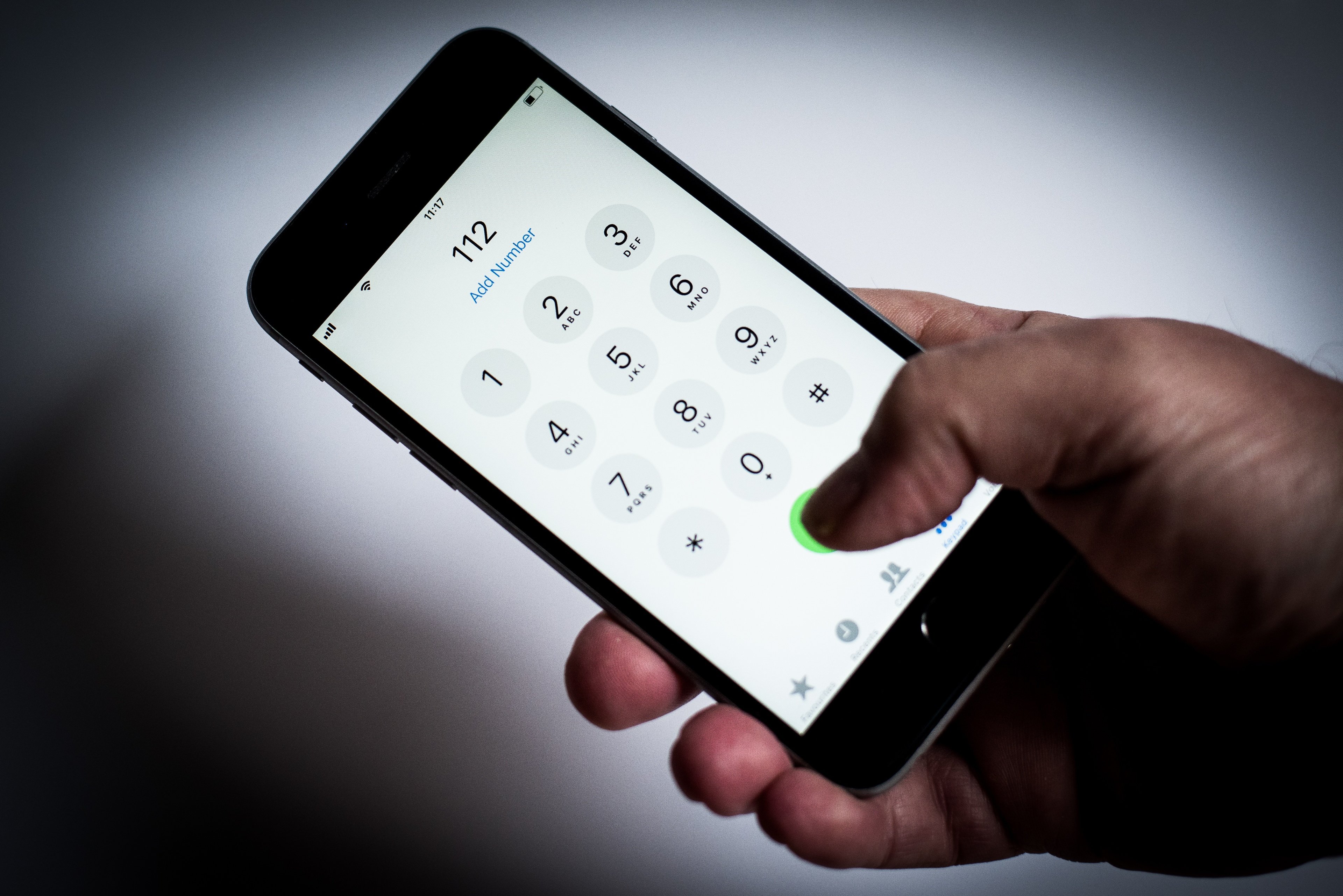 Des fonctions utiles pour des vacances sans soucis avec l'iPhone © Simon Vayro / Shutterstock.com