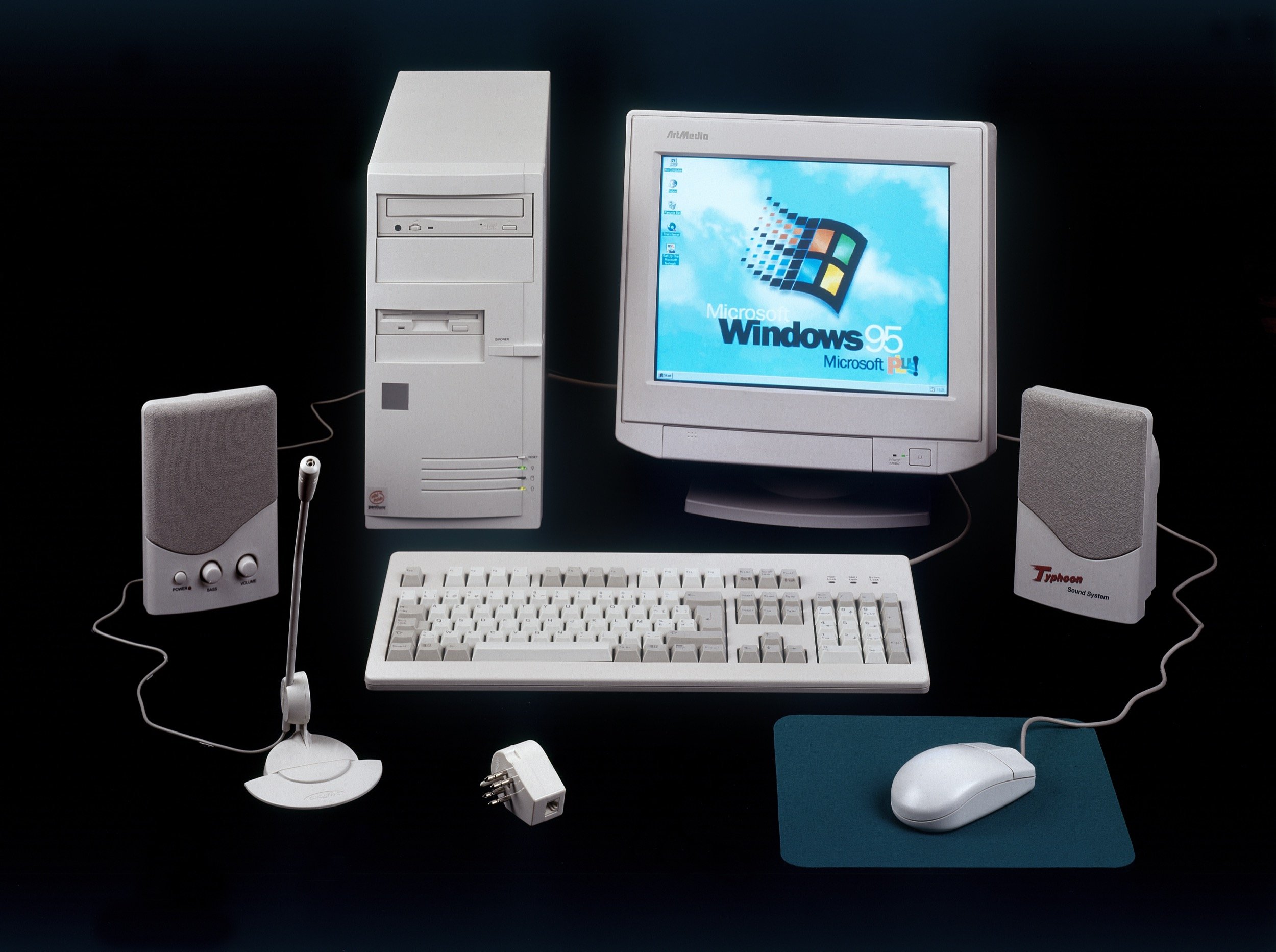 Un bureau, une souris, une tour, et Windows 95 : le monde ne le sait pas encore, mais l’informatique domestique vient de prendre forme. © CapturePB / Shutterstock