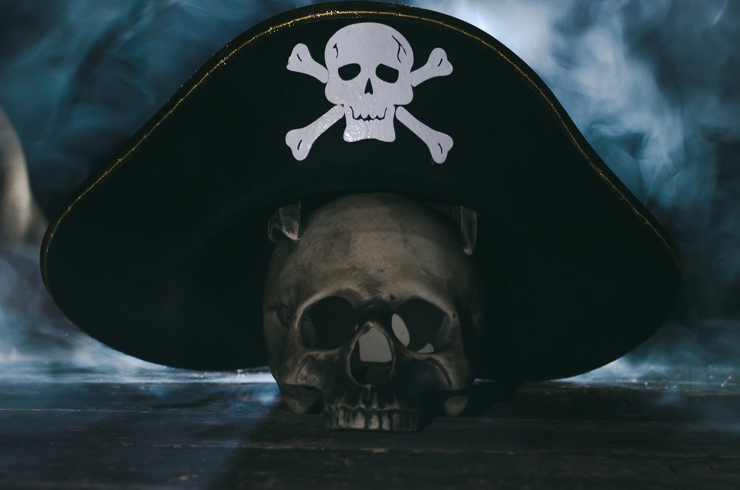 Crâne avec chapeau pirate