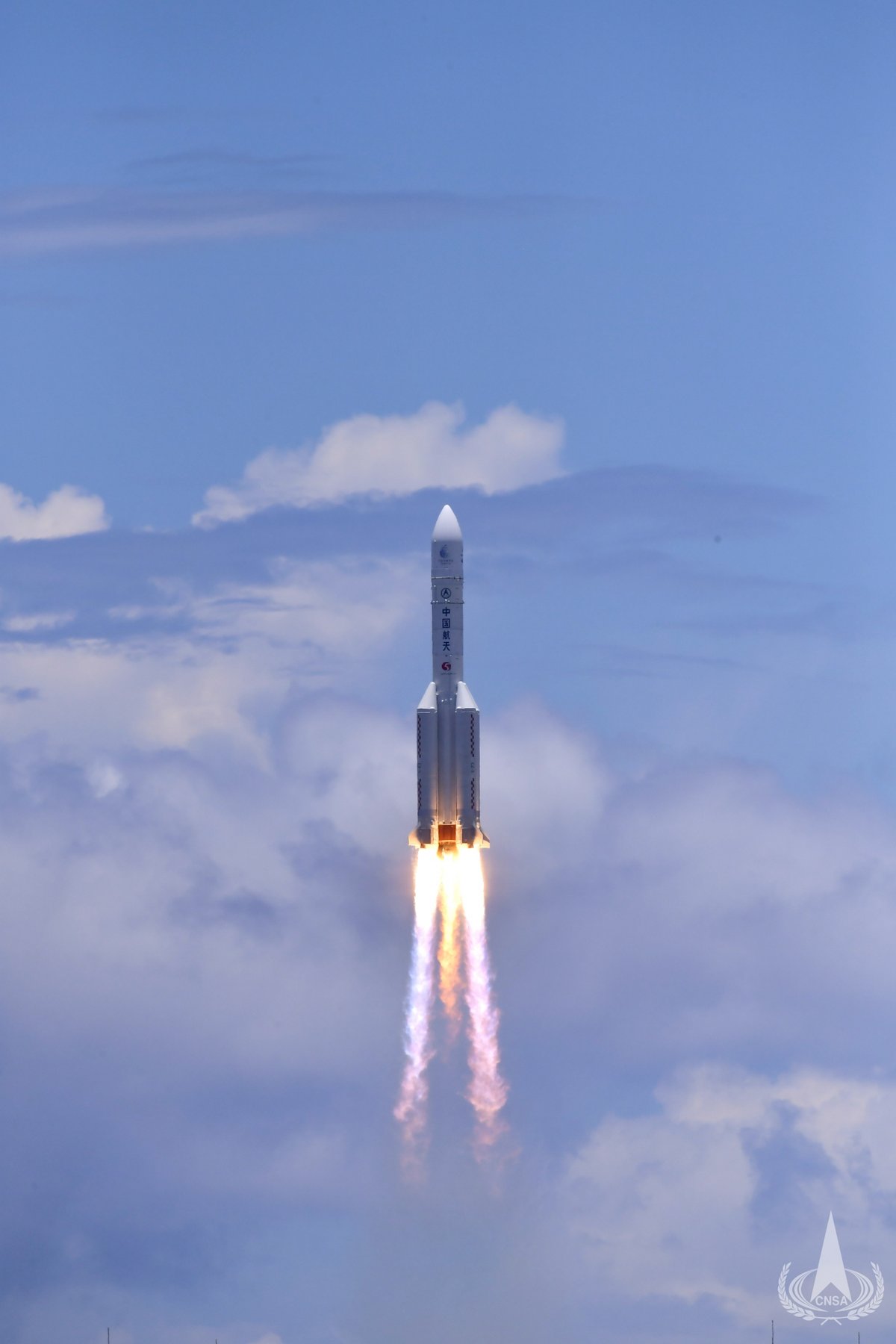 Le lanceur CZ-5, particulièrement photogénique, s'élance dans le ciel du bord de mer. Crédits CNSA