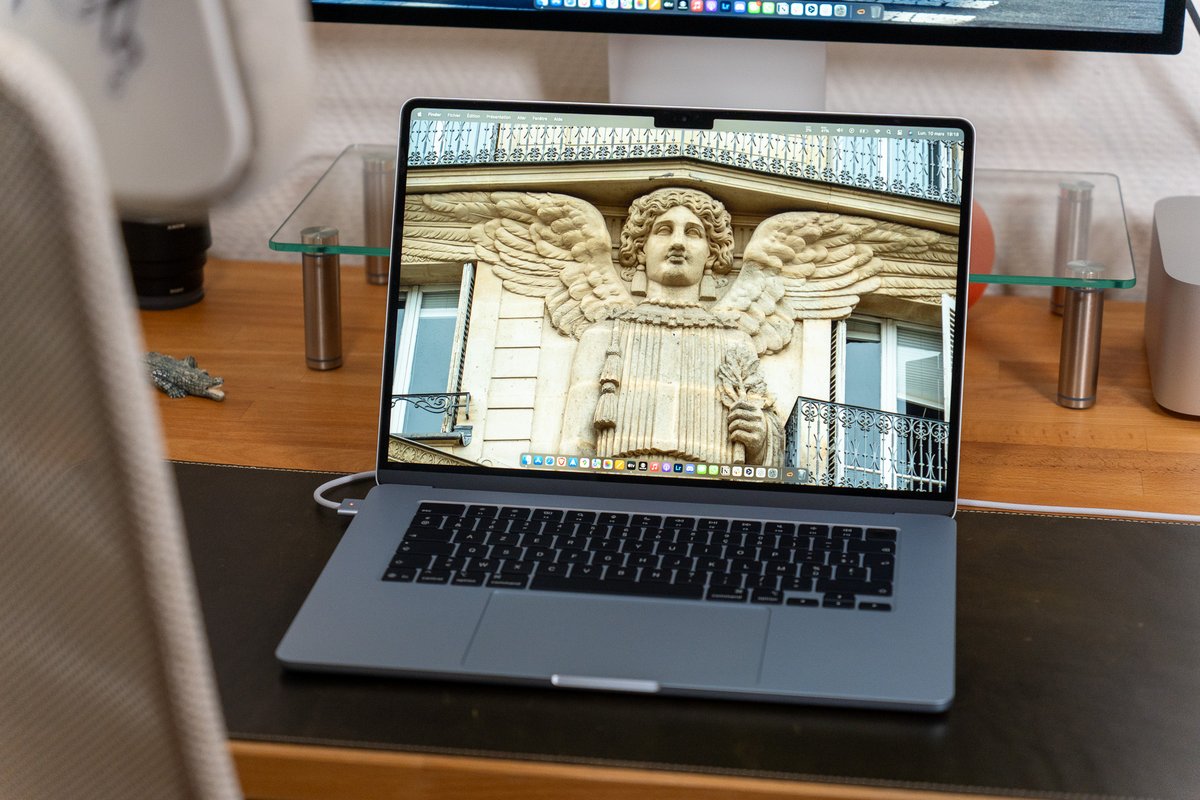 Le MacBook Air 15 M4 et son nouveau coloris Bleu ciel © Nathan Le Gohlisse pour Clubic