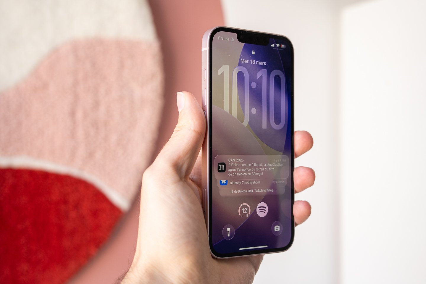 Apple voulait plaider seul en appel après sa condamnation à 150 millions d'euros pour abus de position dominante sur iPhone. Ici, on voit l'iPhone 17e. © Pierre Crochart / Clubic
