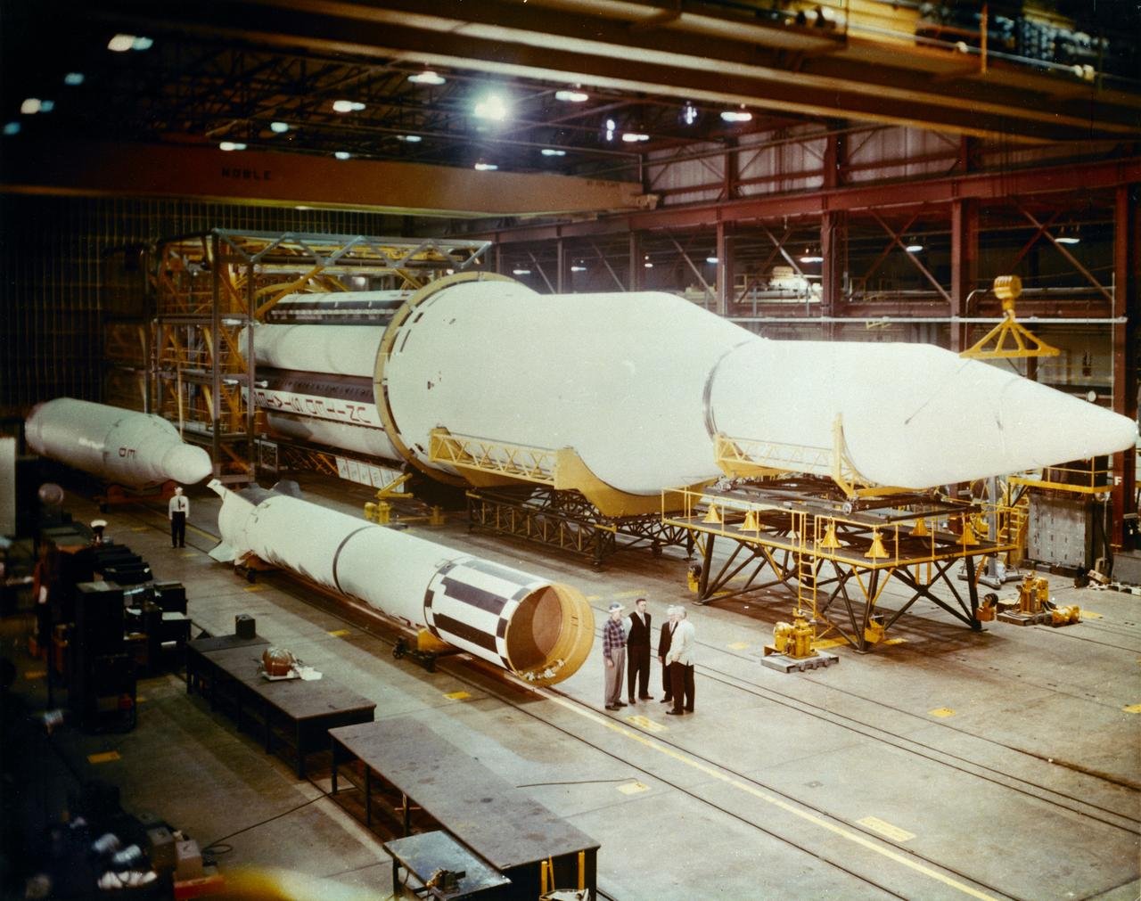 Passer en quelques années de la fusée à gauche à celle de droite, c'était aussi un défi industriel. Crédits : NASA