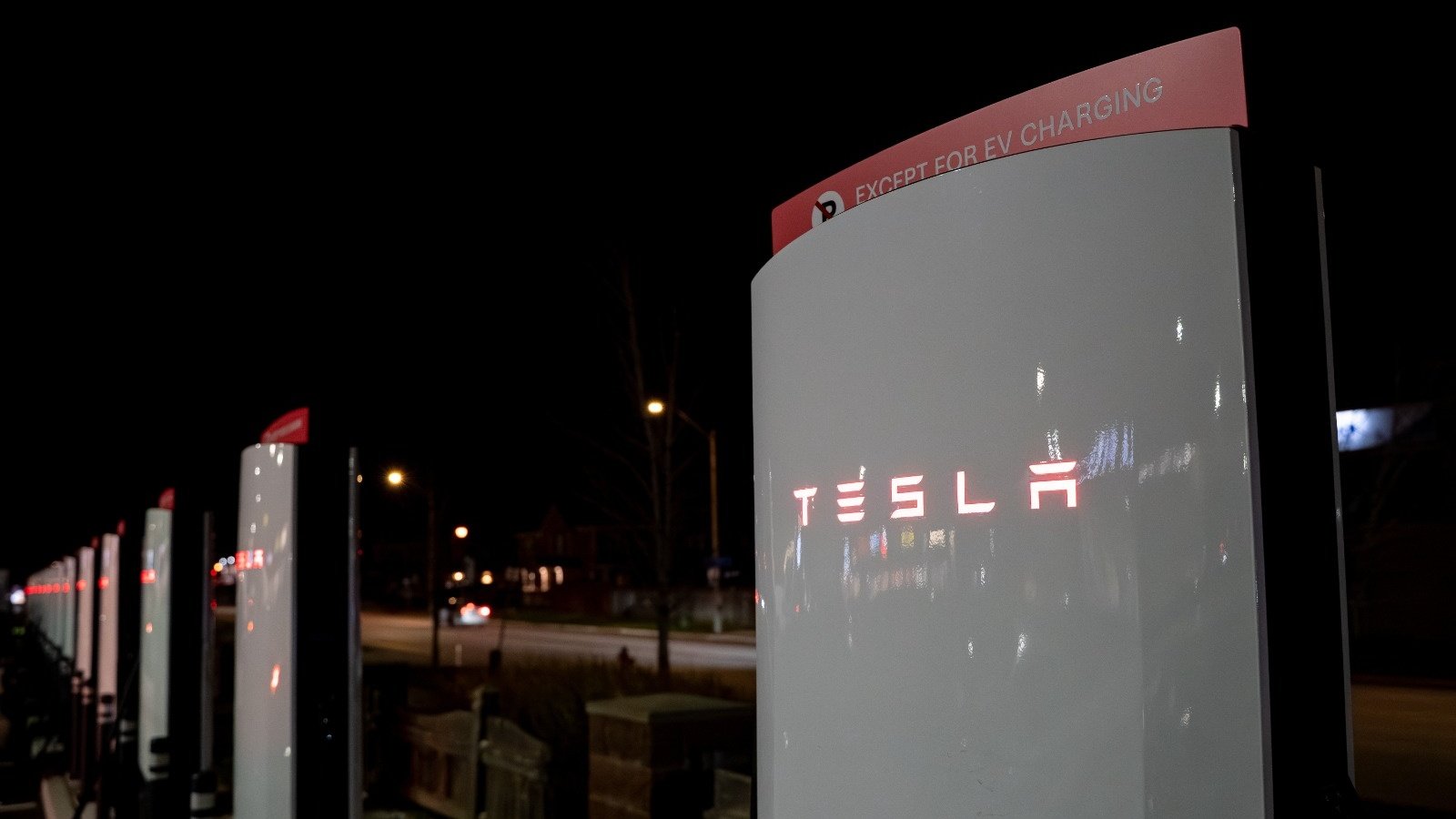 Incendies en France et en Espagne : Tesla offre la recharge gratuite aux sinistrés - ©harhar38 / Shutterstock