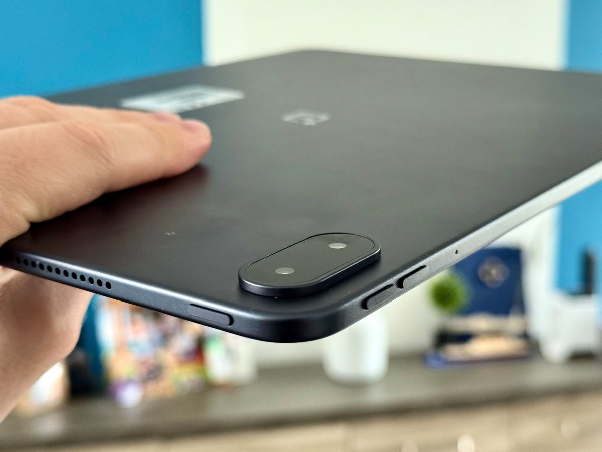 La OnePlus Pad 3 fait moins de 6 mm d'épaisseur © Mathieu Grumiaux pour Clubic