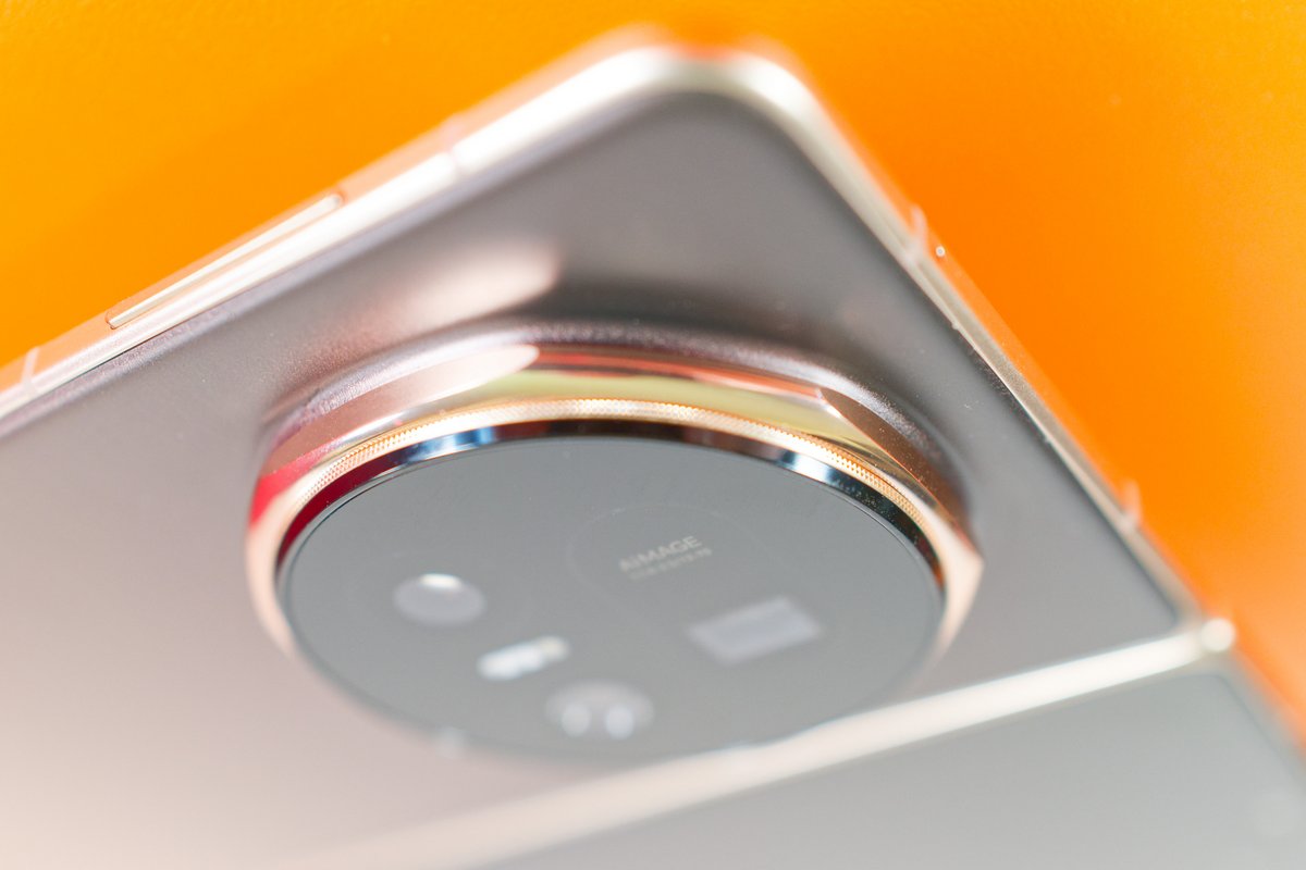 La caméra dorsale fait passer l'épaisseur de l'appareil fermé de 8,8 mm à 16,4 mm... © Marc Mitrani pour Clubic