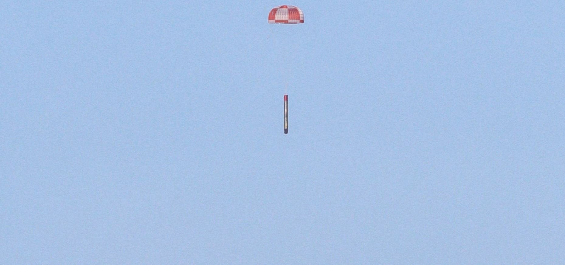 Le premier étage de la fusée Electron descend avant un petit plongeon dans l'Océan. Crédits Rocket Lab