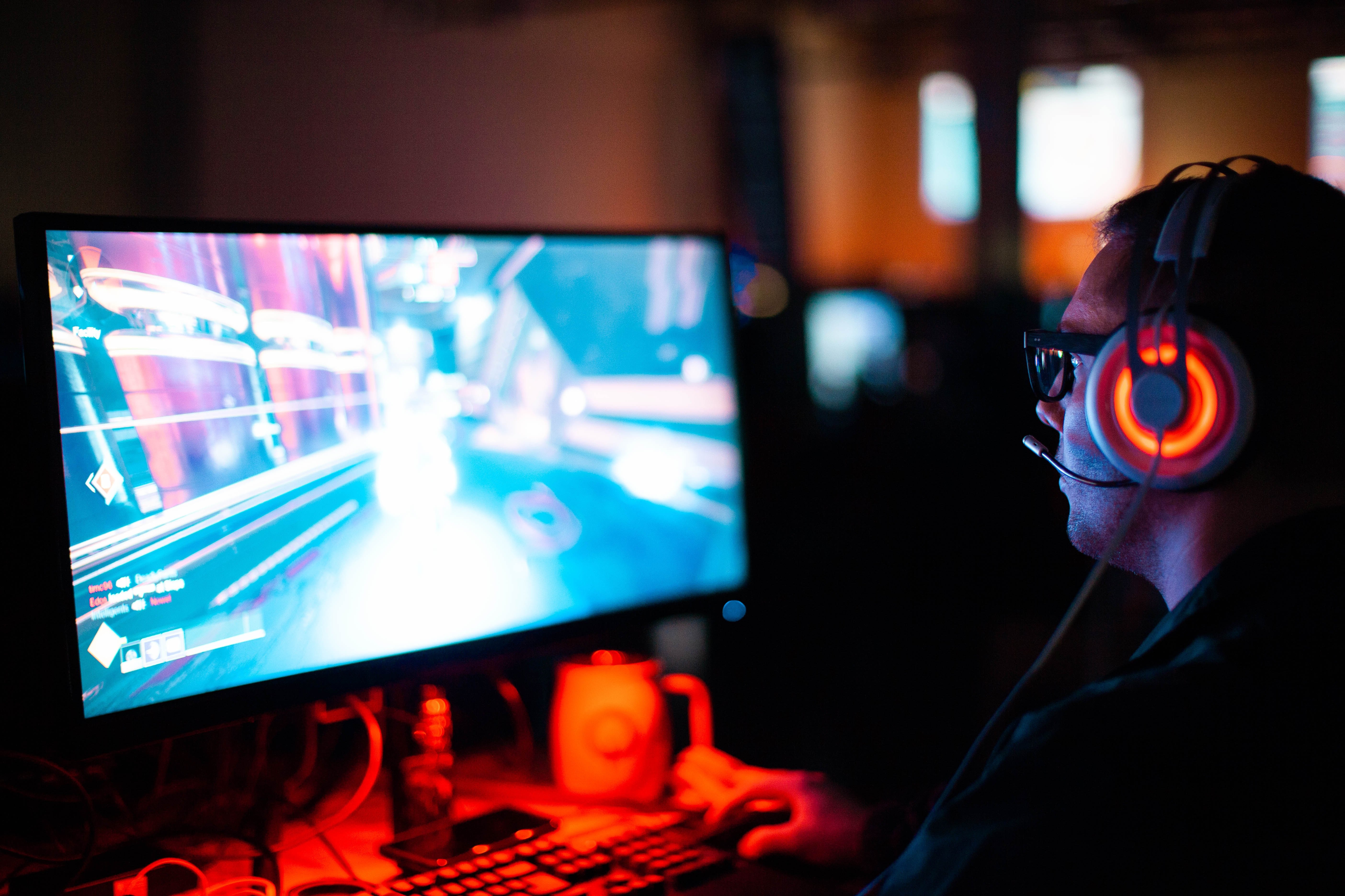 Un joueur d'eSport en plein matcjh © Sean Do, Unsplash
