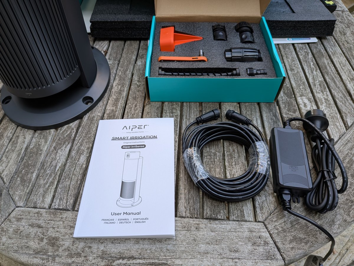  Les éléments livrés avec le robot Aiper IrriSense. ©Nicolas Guyot pour Clubic