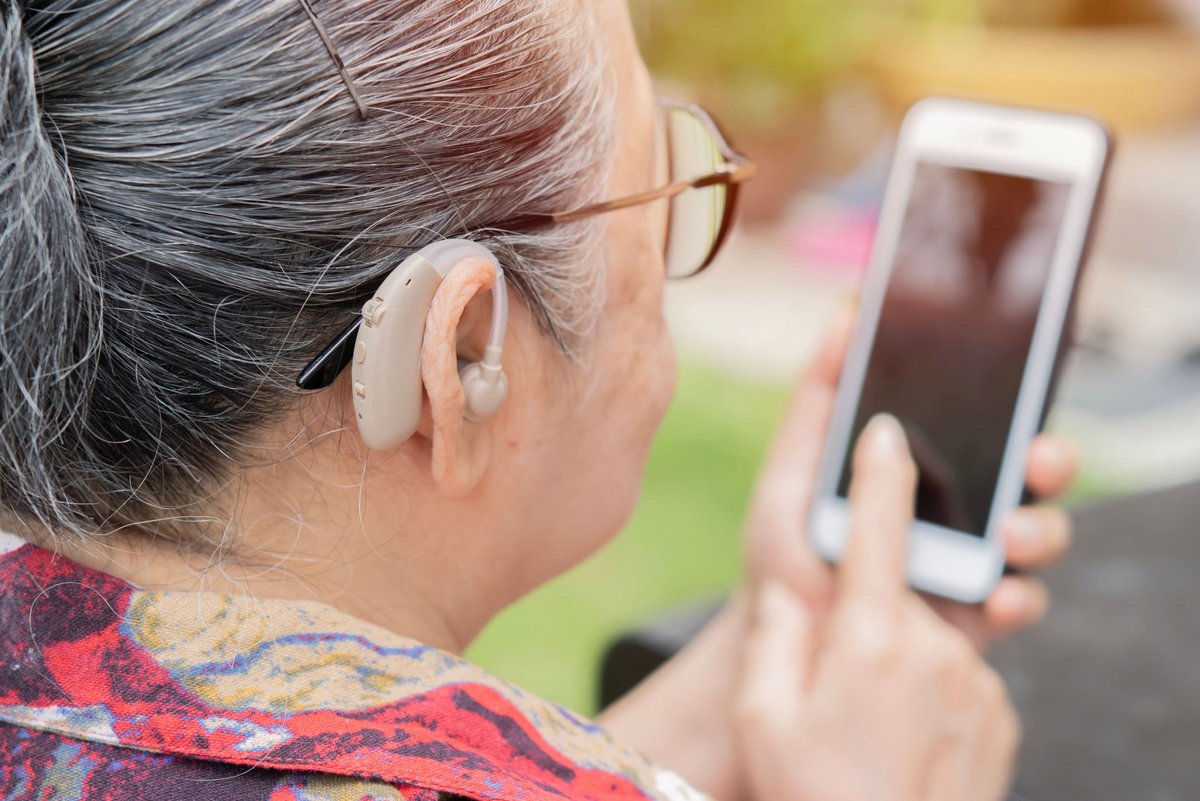 Orange veut améliorer l'accessibilité au téléphone portable pour les personnes malentendantes © Kunlathida6242 / Shutterstock