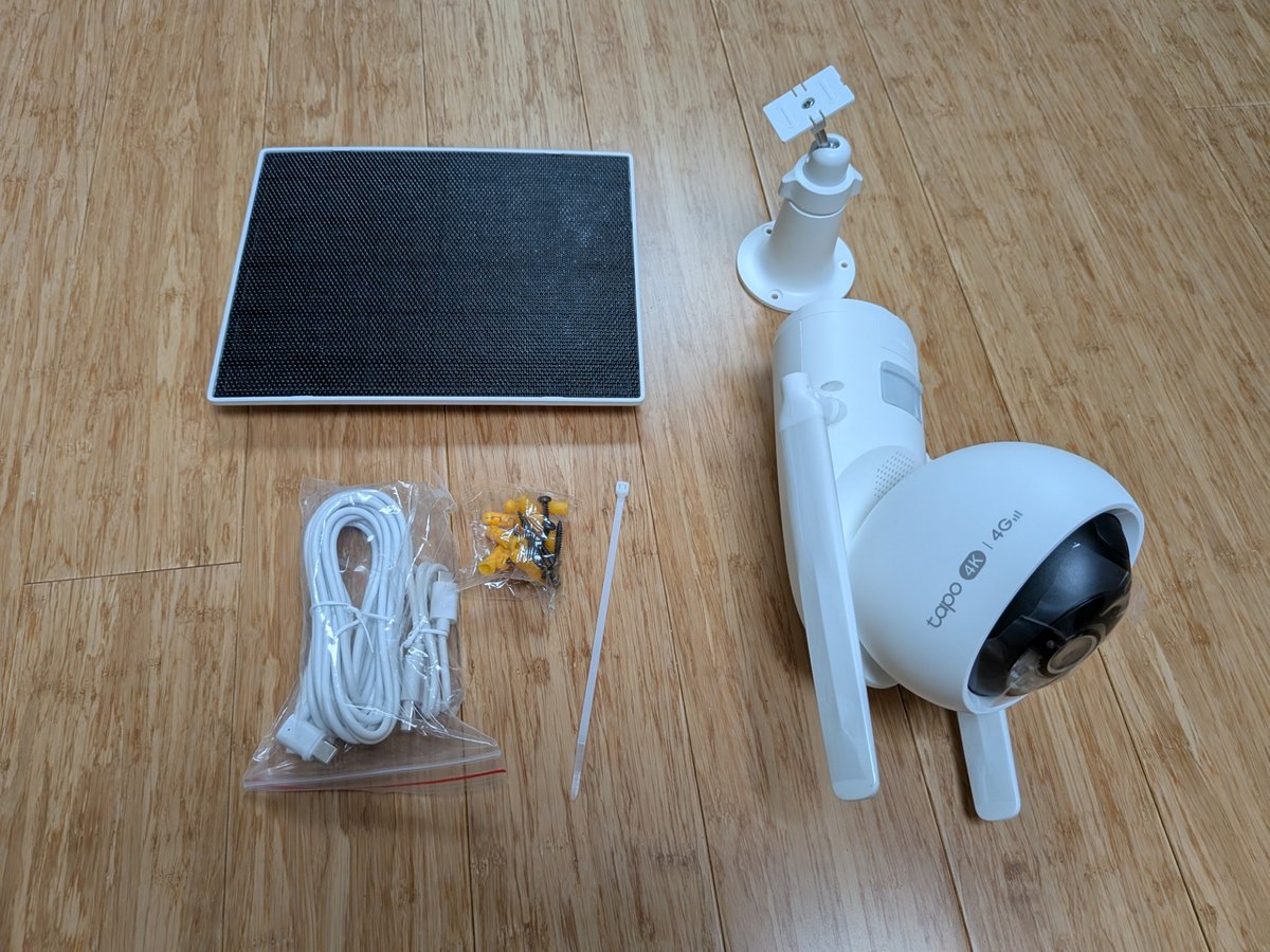 Le contenu de la boîte de la caméra Tapo C665 KIT. ©Nicolas Guyot pour Clubic