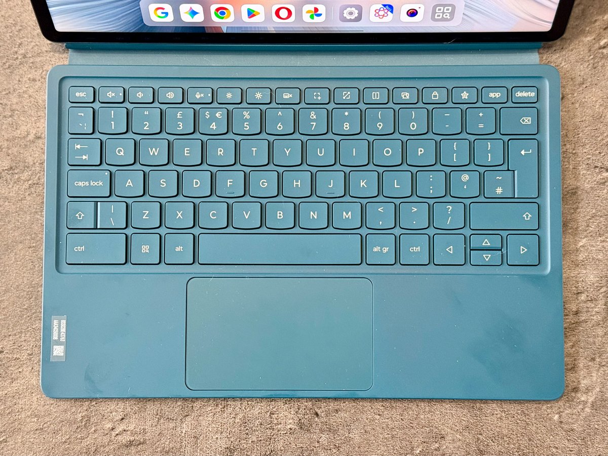 Un clavier inclus, mais QWERTY © Mathieu Grumiaux pour Clubic