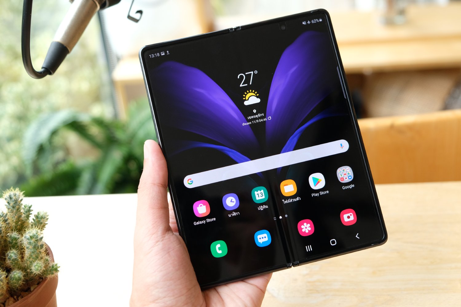 Un smartphone Samsung à deux écrans. ©Framesira / Shutterstock