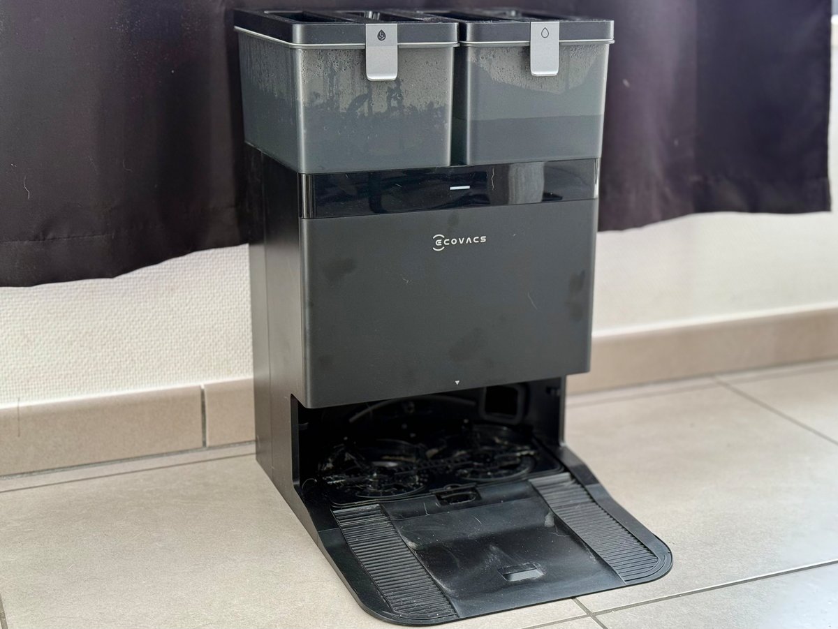 La station de l'Ecovacs Deebot T50 Pro OMNI © Mathieu Grumiaux pour Clubic