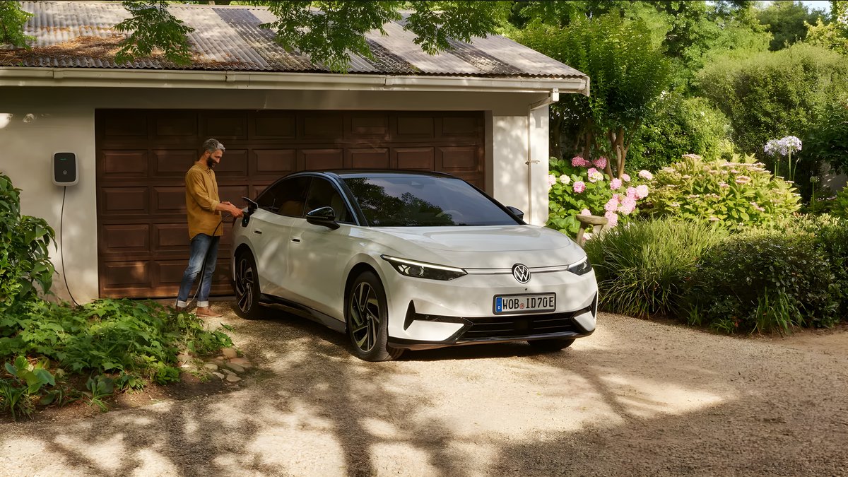 Une voiture électrique Volkswagen, en train d'être rechargée © Volkswagen