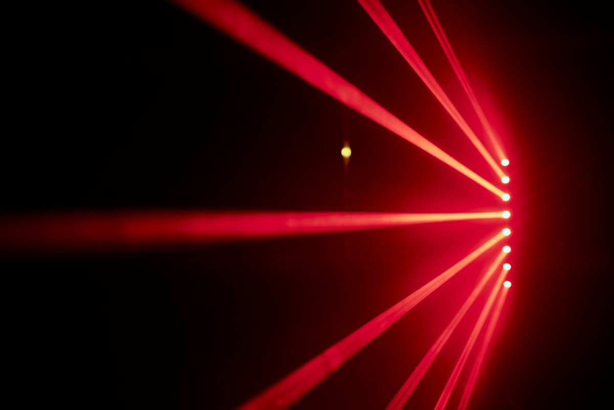 Le laser a été théorisé dans les années 1950 et le premier laser fonctionnel a été créé au début des années 1960. © Vershinin89 / Shutterstock