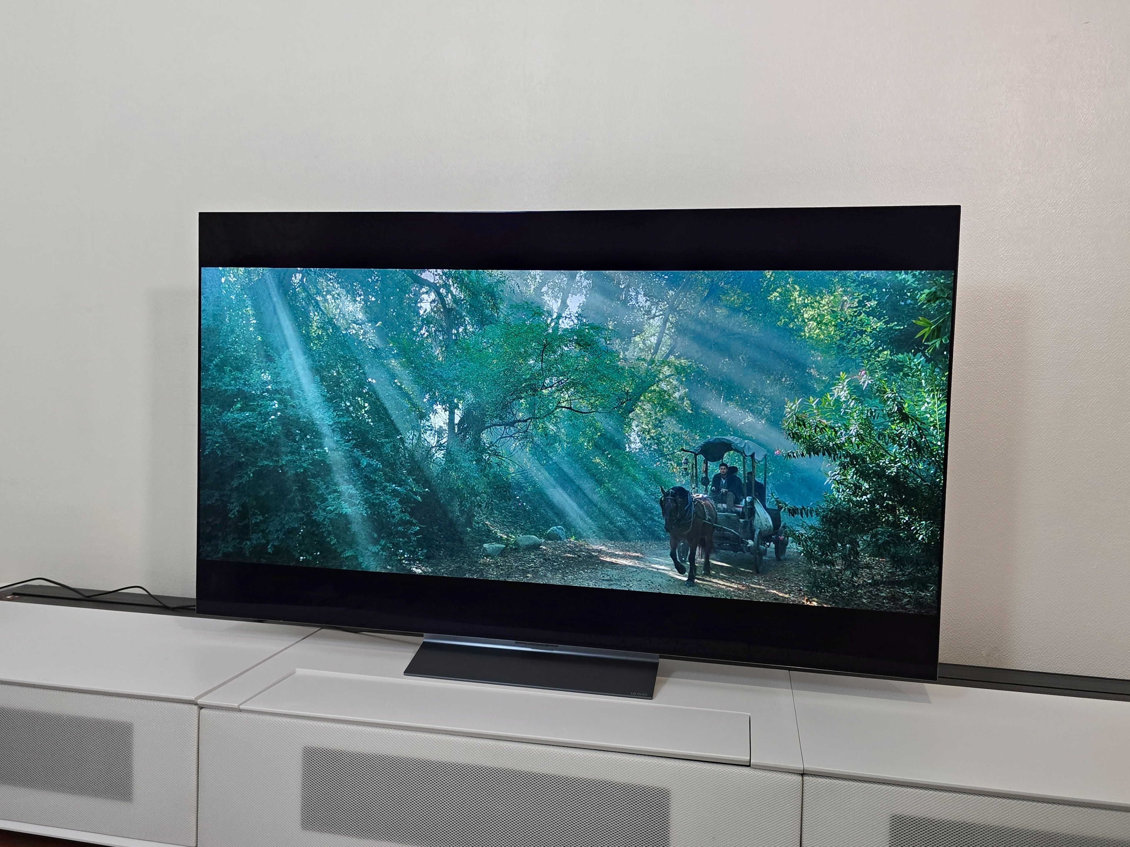Avec son OLED C5, LG revient avec un téléviseur qui se veut équilibré, et surtout, à un tarif "raisonnable" pour un OLED. © Matthieu Legouge