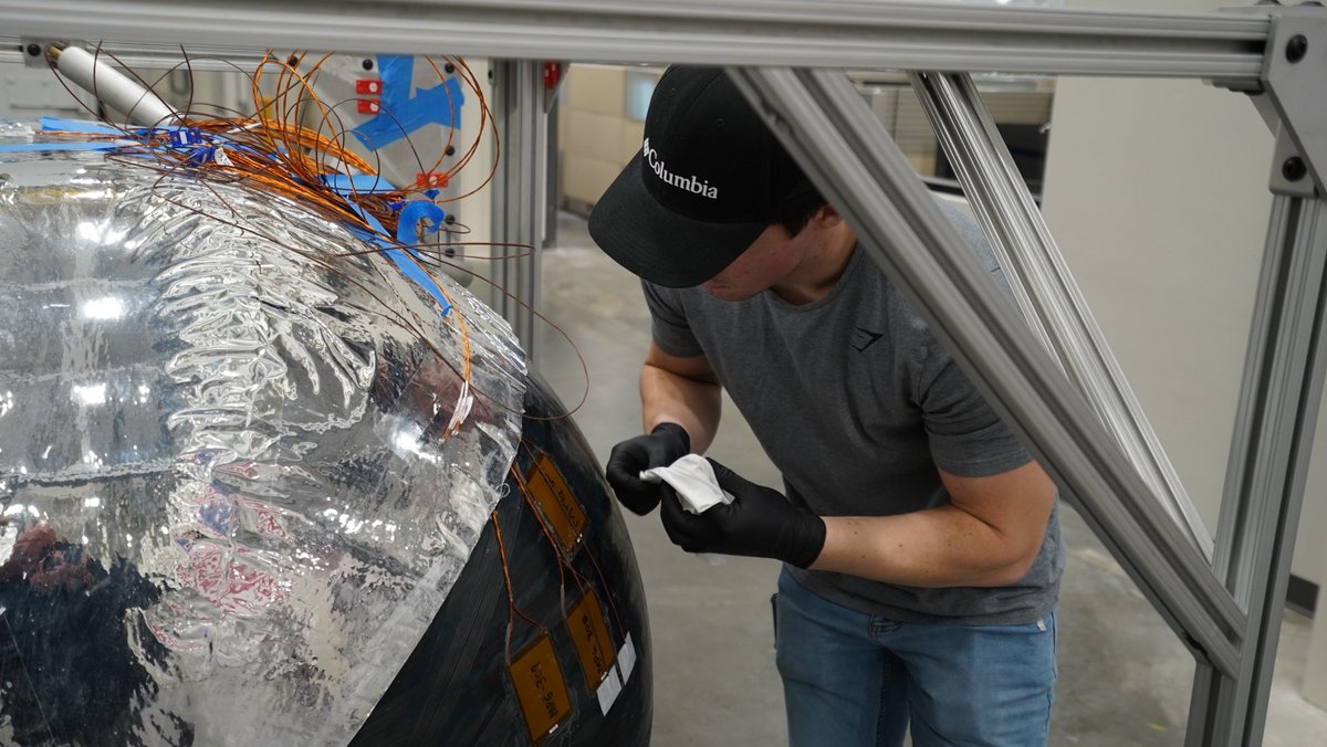 Un technicien prépare l'un des réservoirs de l'atterrisseur pour la mission IM-2. © Intuitive Machines