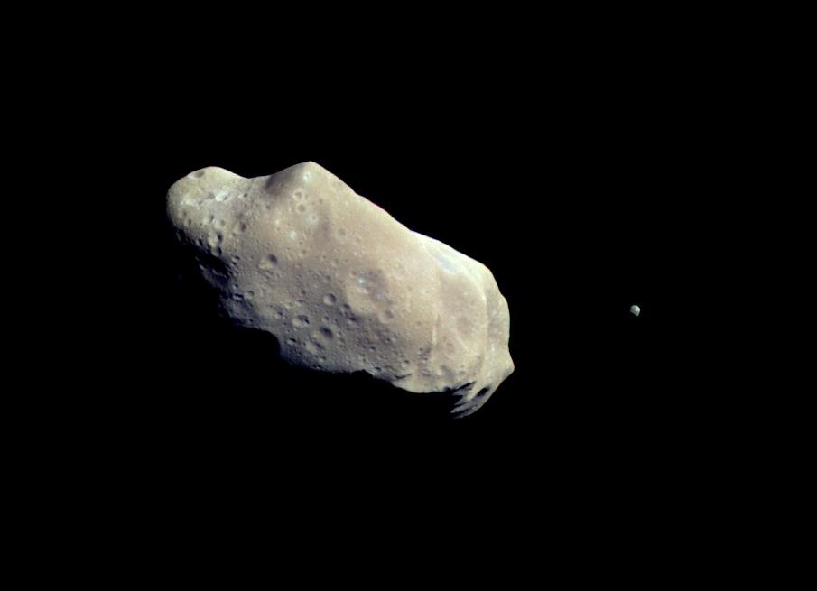 On voit bien ici à droite le petit satellite "lune" Dactyl. Crédits NASA/JPL-Caltech